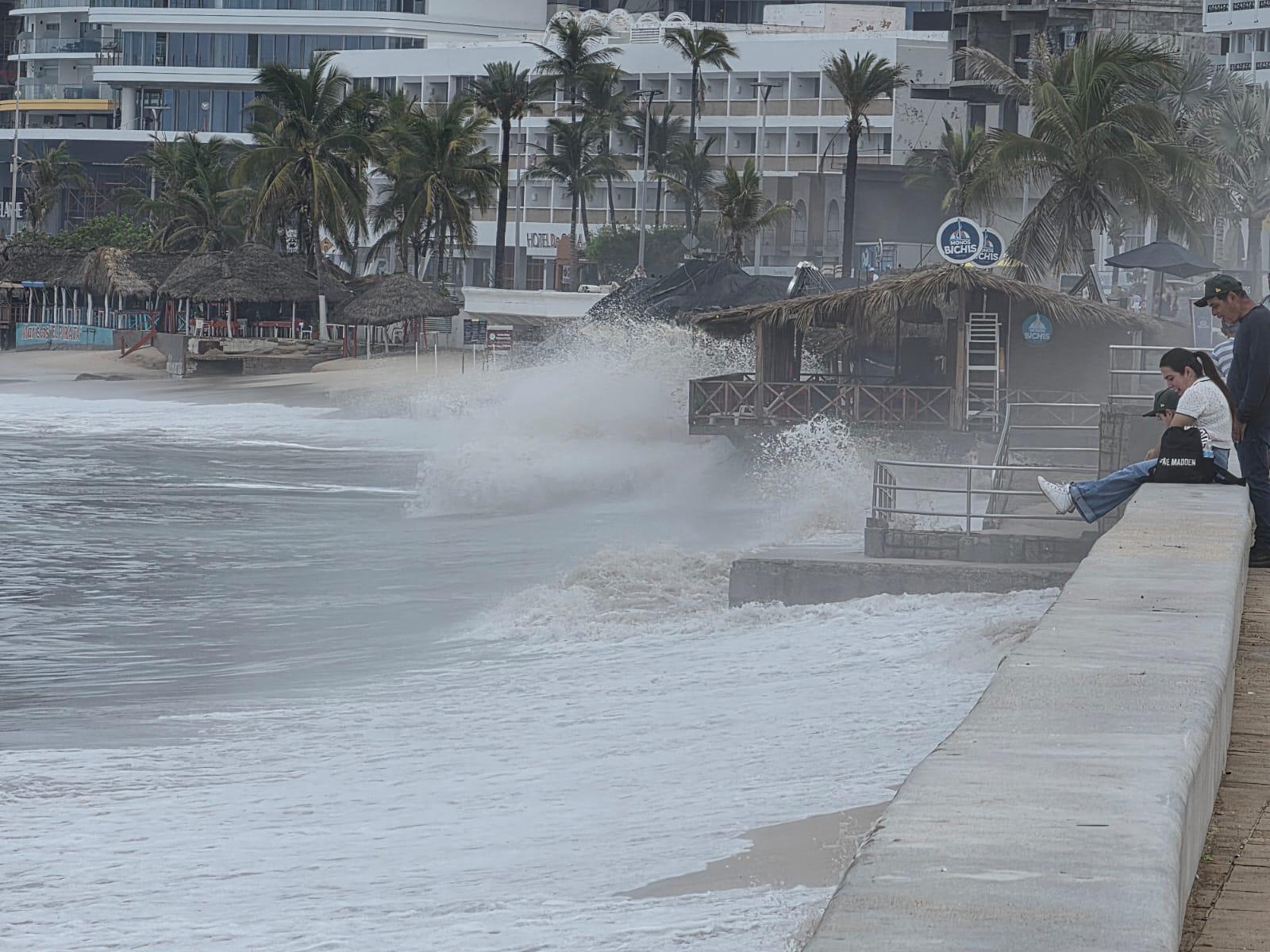$!Mar de Fondo mantiene oleaje superior a los 3 metros; Salvavidas refuerza vigilancia en playas de Mazatlán