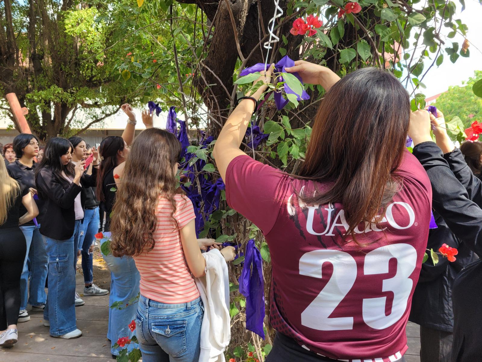 $!‘Estoy yo, estás tú’: Estudiantes en la UAdeO marchan en silencio por el 8M