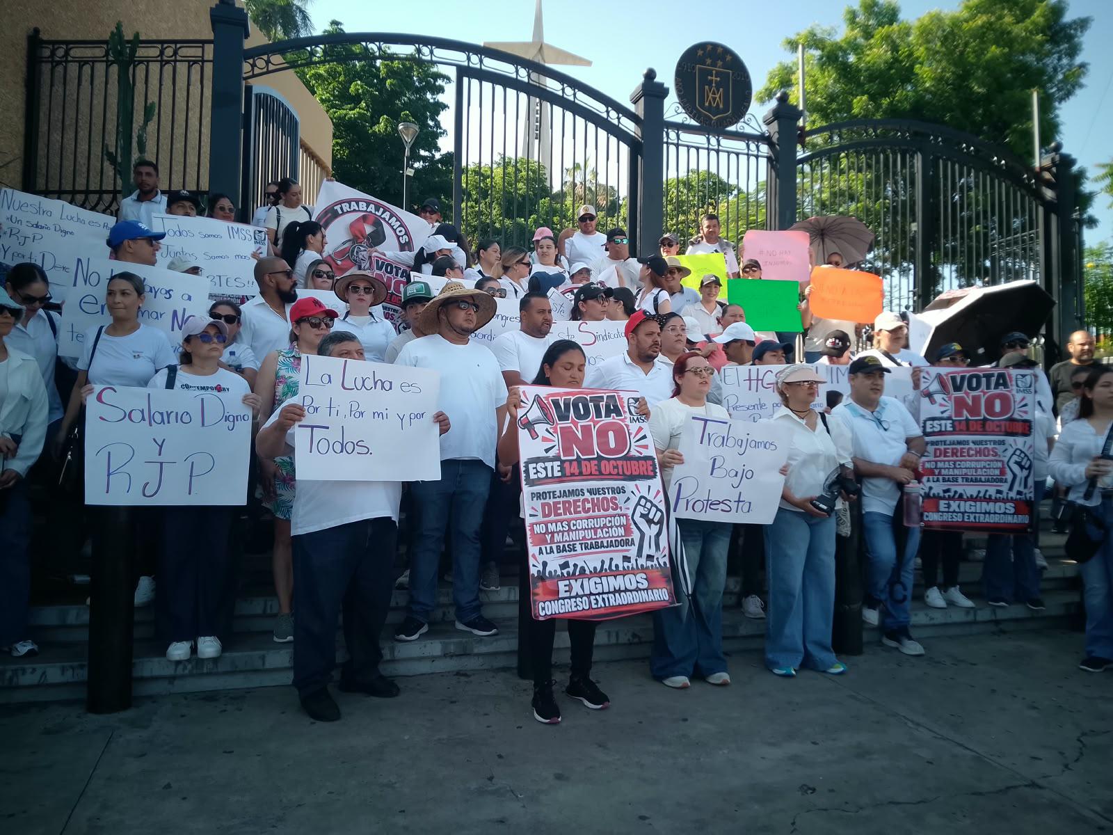 $!Marchan trabajadores del IMSS en Culiacán por aumento salarial y mejores condiciones laborales
