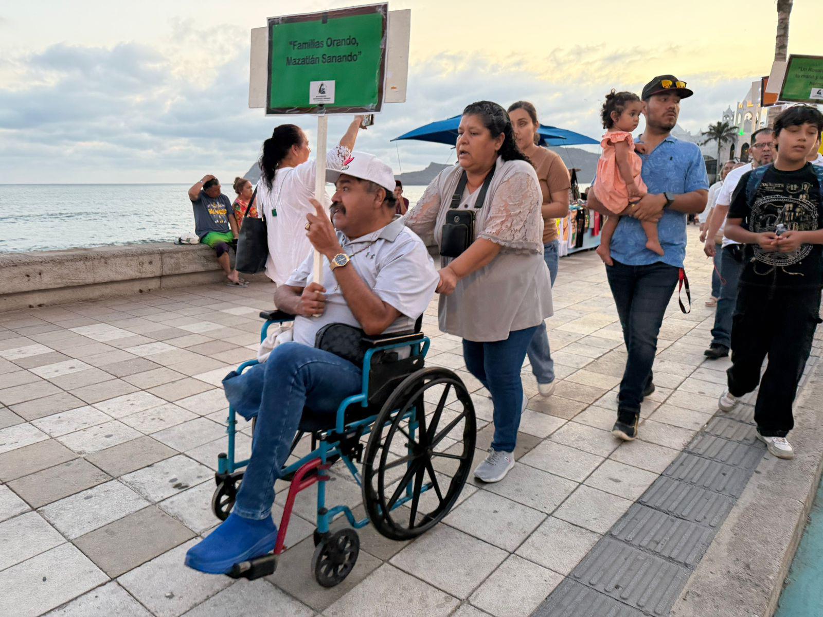 $!Cientos de fieles recorren el malecón de Mazatlán en una jornada de oración por la paz