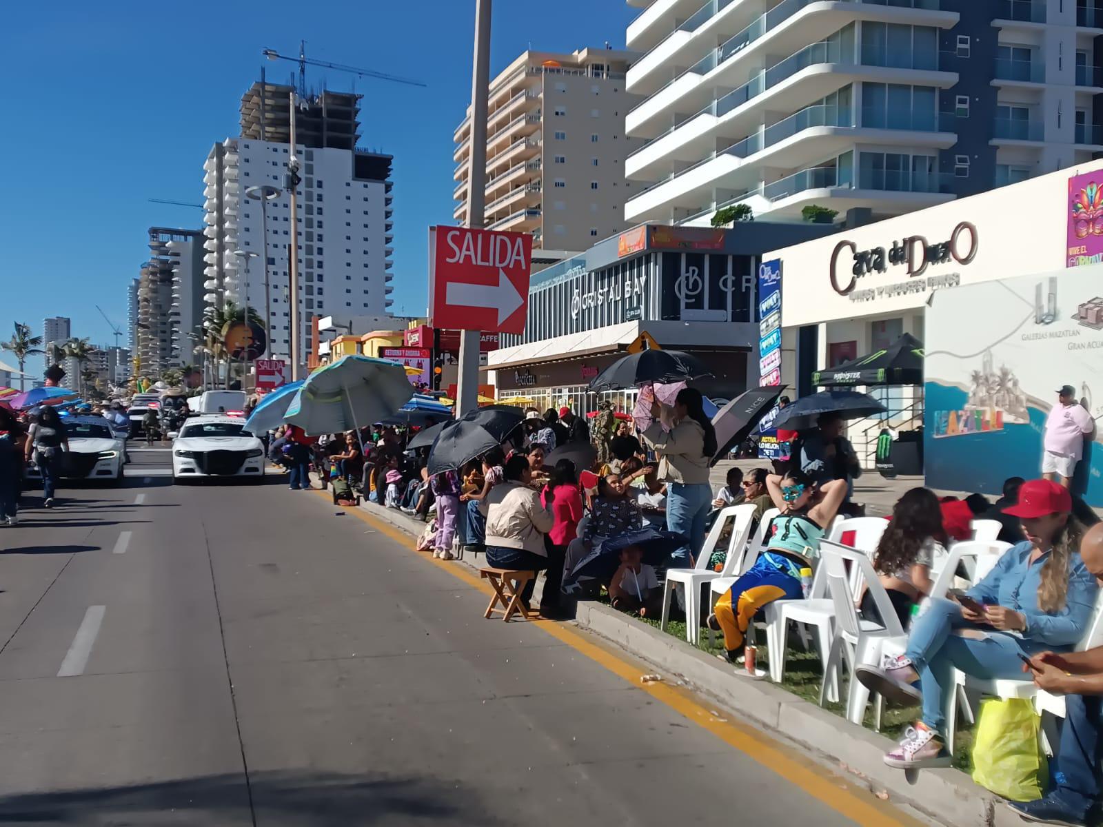 $!Mazatlán listo para el segundo desfile del Carnaval 2026 con malecón abarrotado