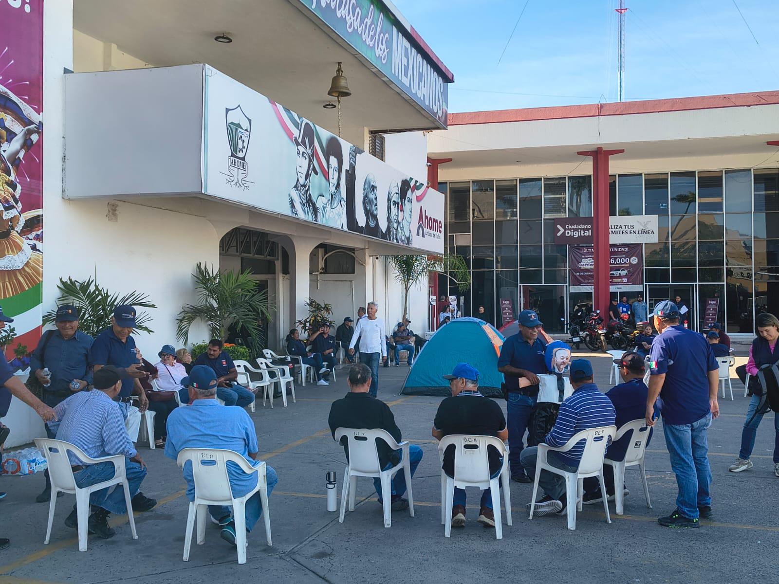 $!Por segundo día consecutivo colectivo de policías toma las instalaciones del Palacio Municipal de Ahome