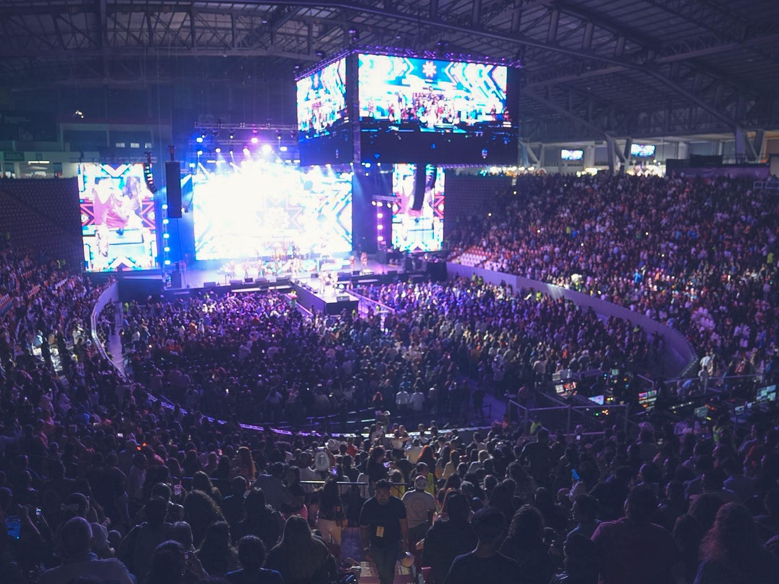 $!El público coreó y bailó cada una de las canciones presentadas por la agrupación mazatleca.