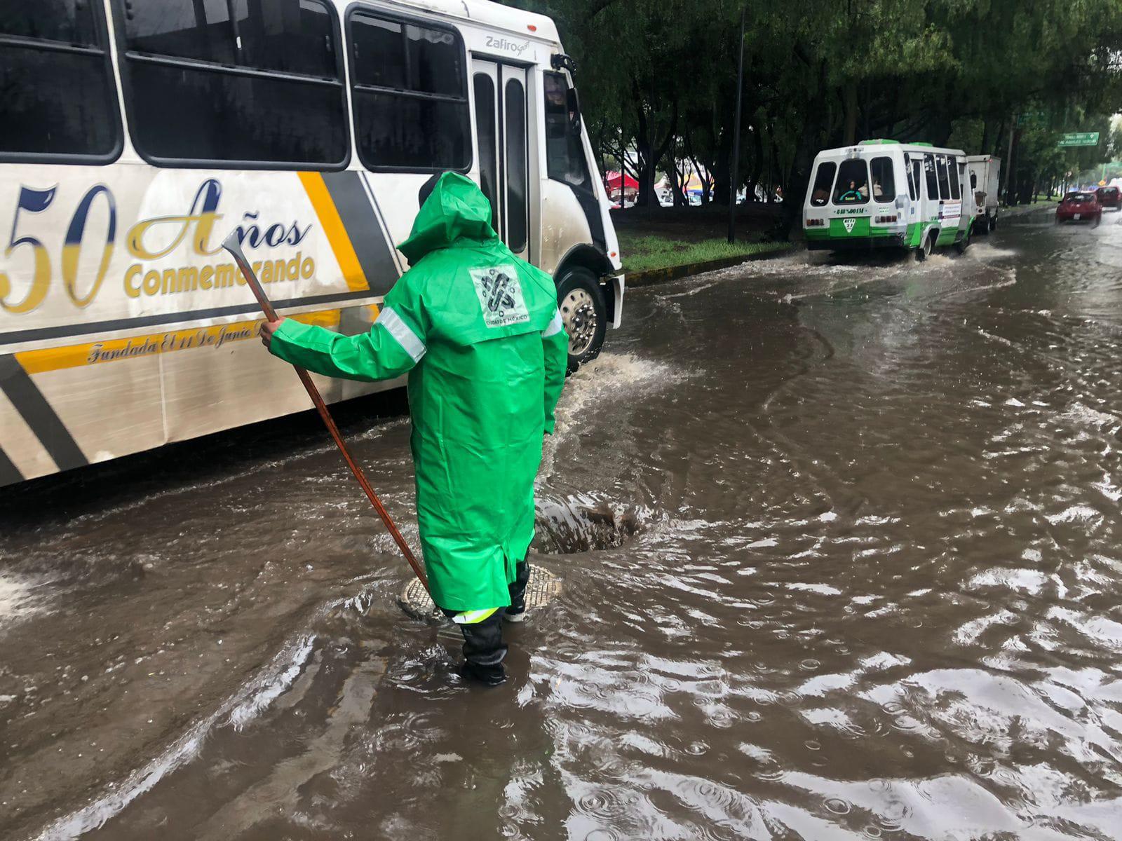 $!Lluvias dejan inundaciones y caída de árboles en CDMX; se desborda presa en Naucalpan