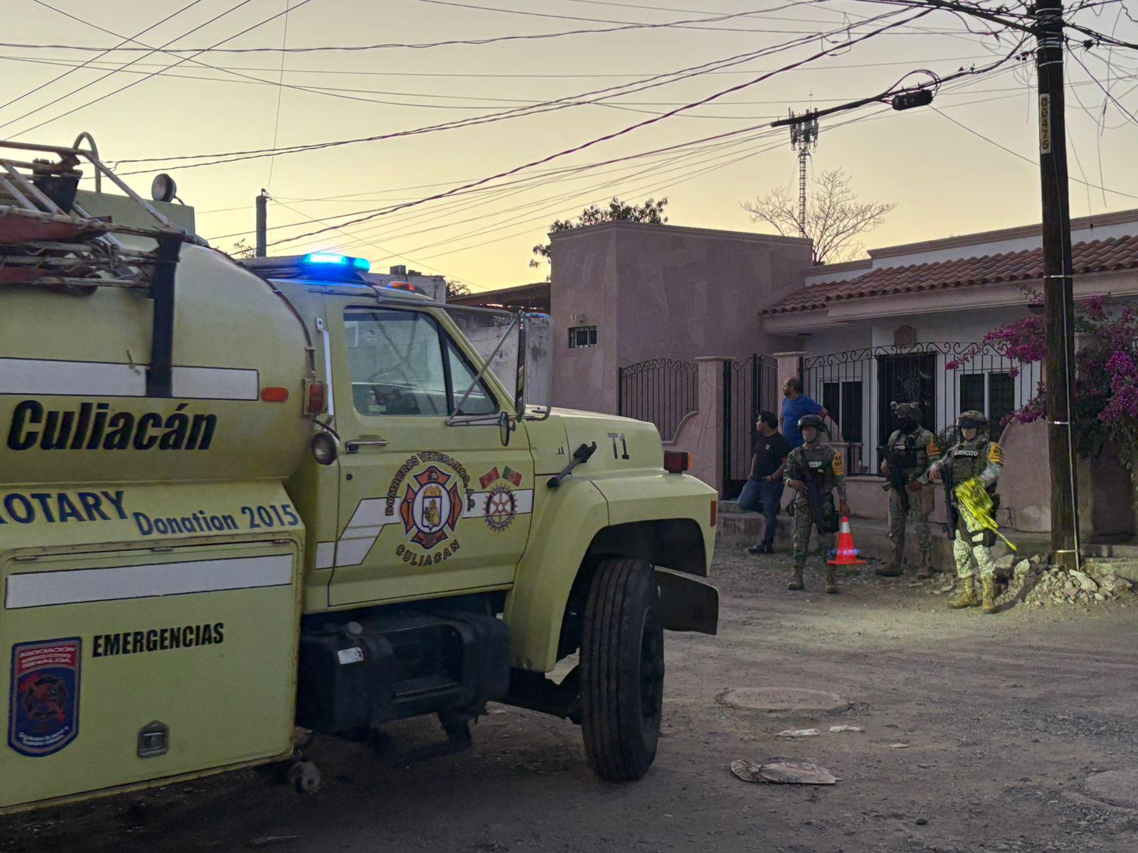 $!Incendian domicilio donde asesinaron a tres personas en la colonia Lázaro Cárdenas, en Culiacán