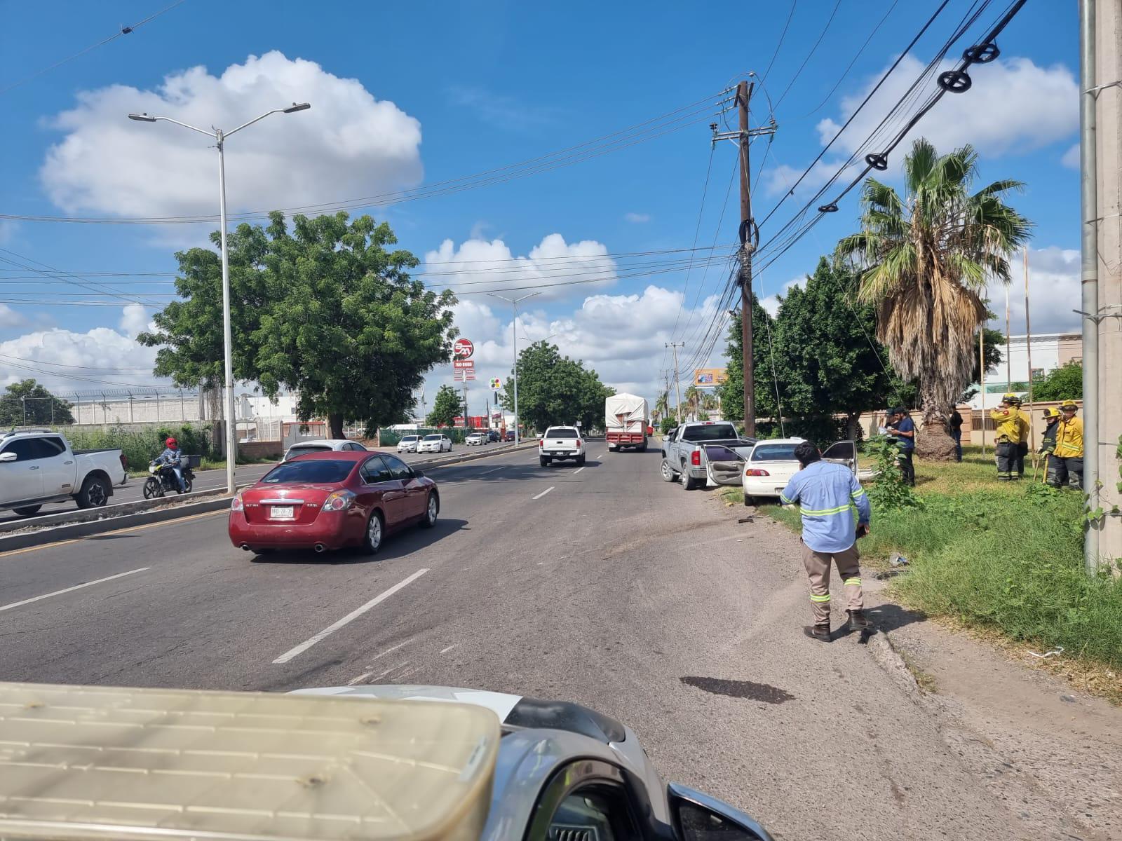 $!Joven termina prensado tras chocar contra camioneta en Culiacán