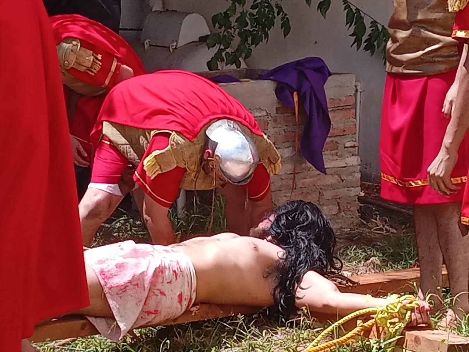 $!Mazatlecos y turistas atestiguan el Viacrucis Viviente en calles del Centro de puerto