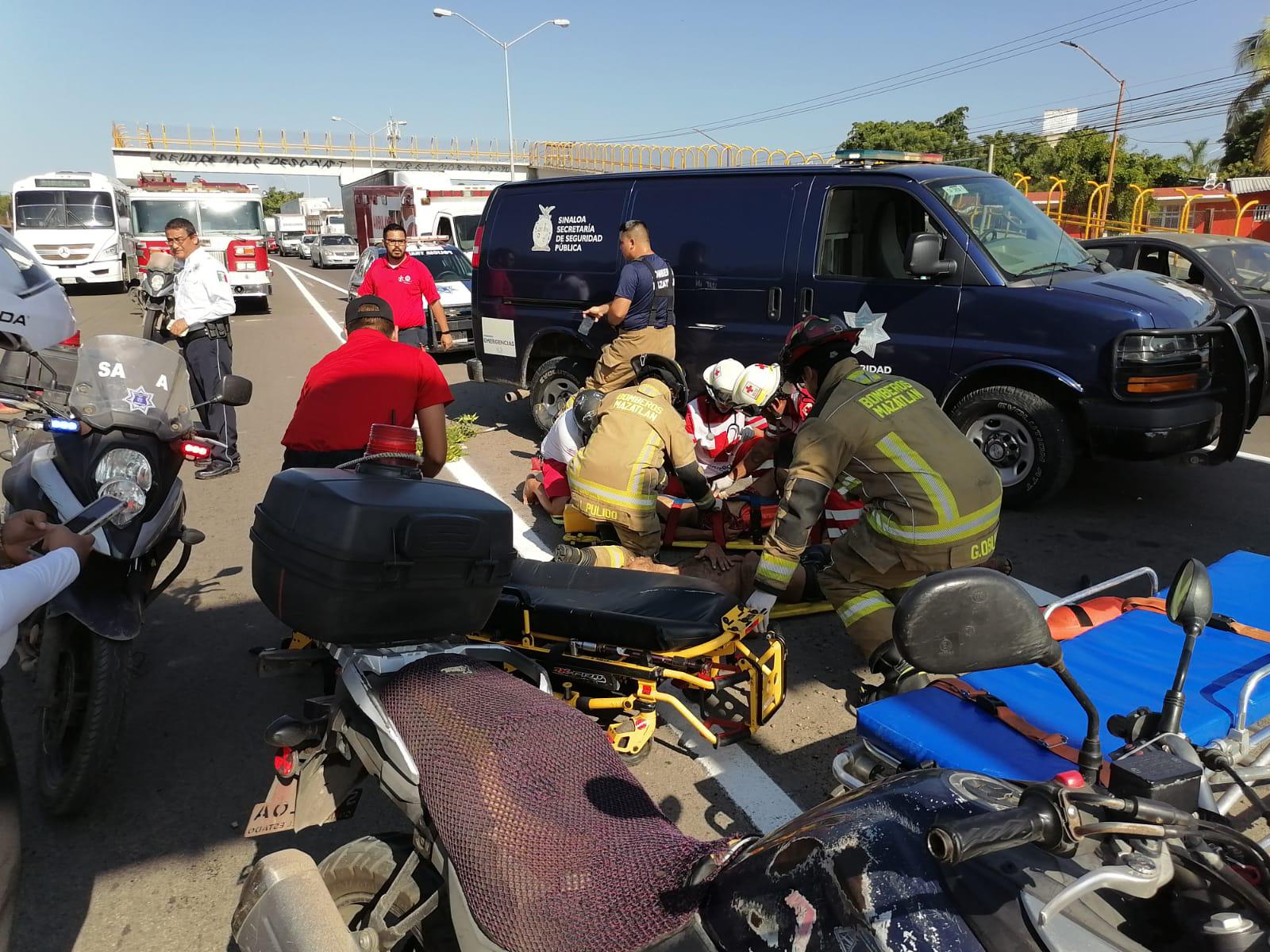 $!Dos lesionados graves tras choque de camioneta en Mazatlán