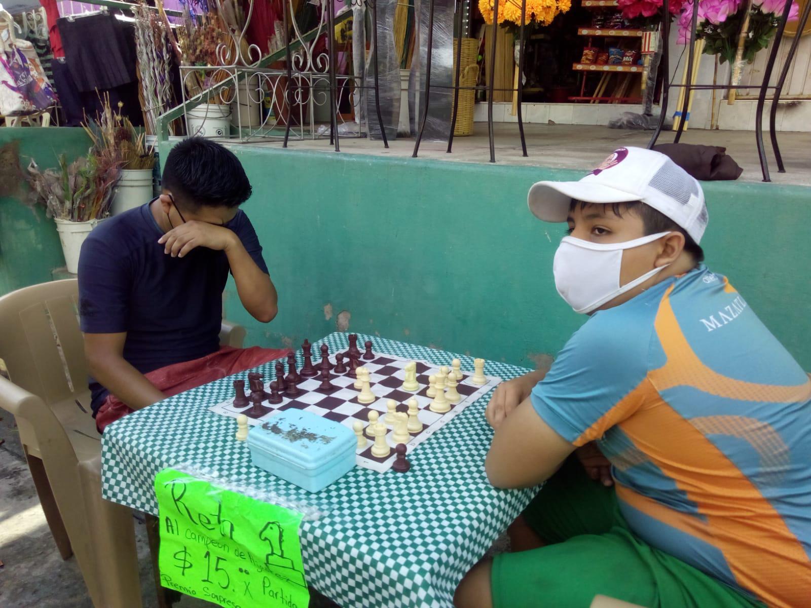 $!¿Le sabes al ajedrez? En Mazatlán, Luis te reta a ganarle una partida en el tianguis de la Juárez