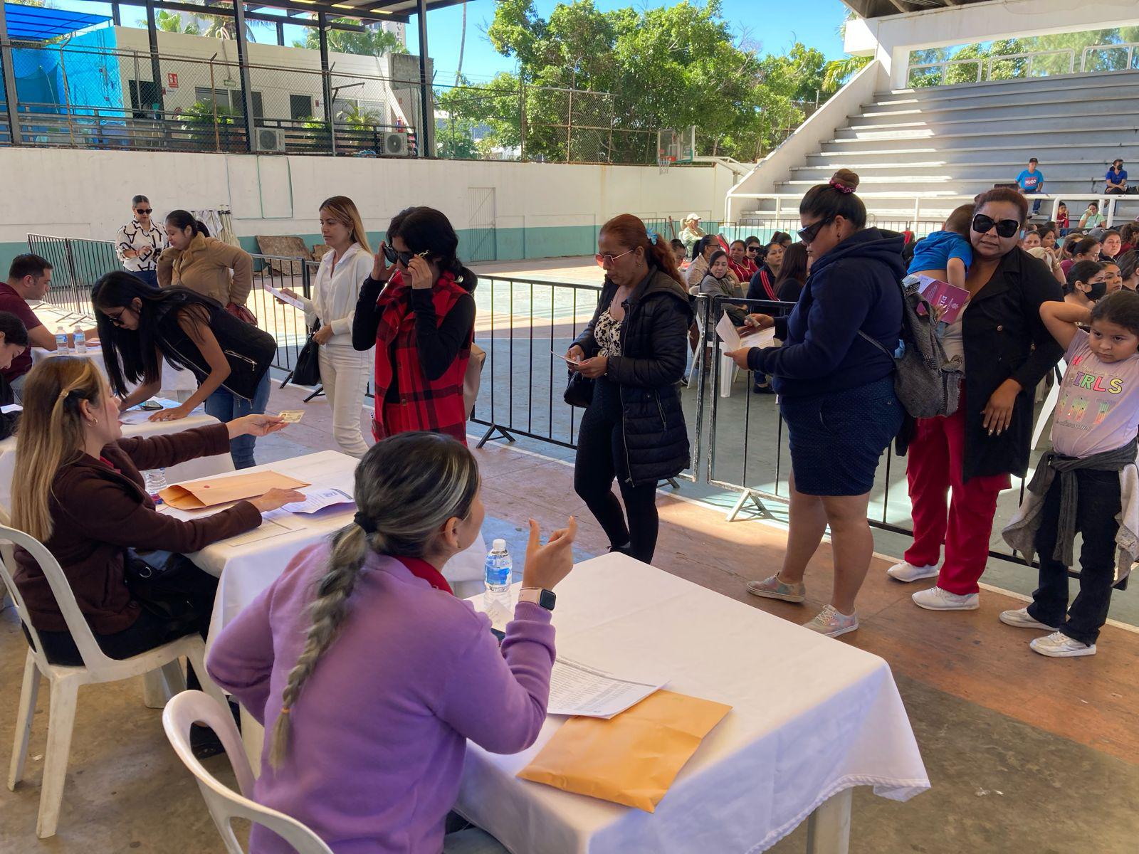 $!Entregan en Mazatlán apoyos a Adultos Mayores y a Madres Solteras Jefas de Familia