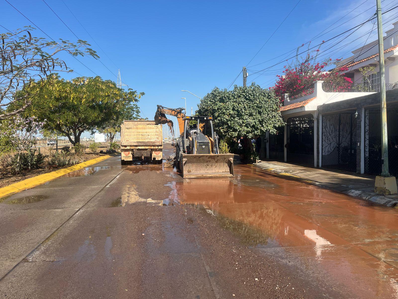 $!Se registra mega fuga de agua potable en Chulavista, al norte de Mazatlán