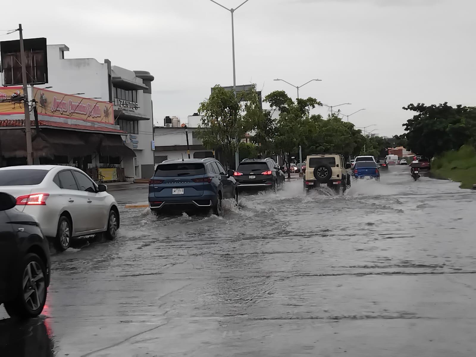 $!Azotan fuertes lluvias con actividad eléctrica en Mazatlán