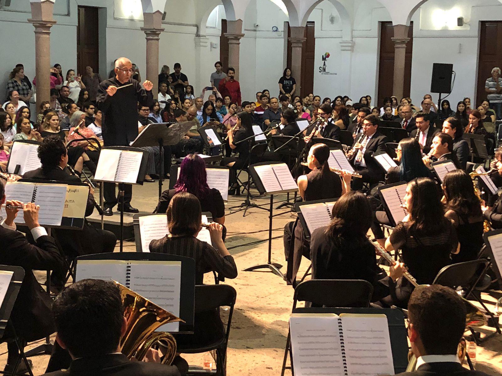 $!La Banda Sinfónica Juvenil del Estado es dirigida por el maestro Baltazar Hernández Cano.