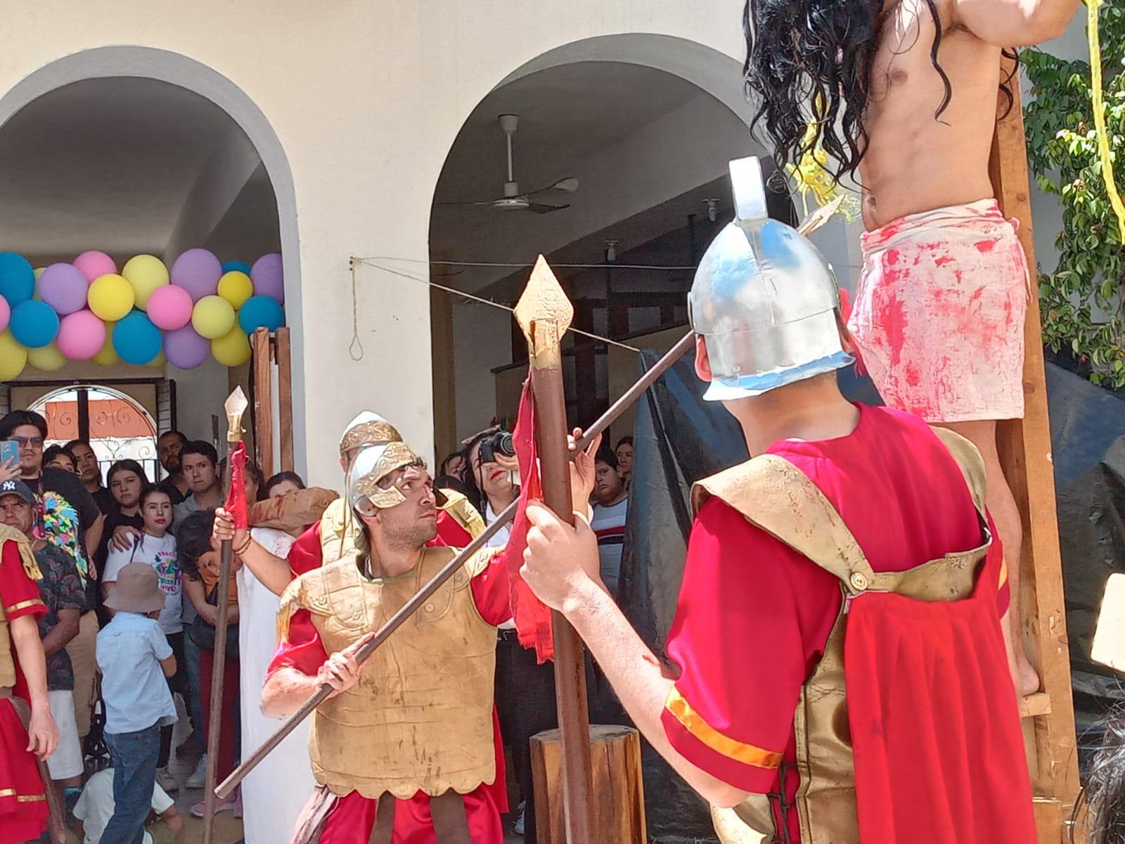 $!Mazatlecos y turistas atestiguan el Viacrucis Viviente en calles del Centro de puerto