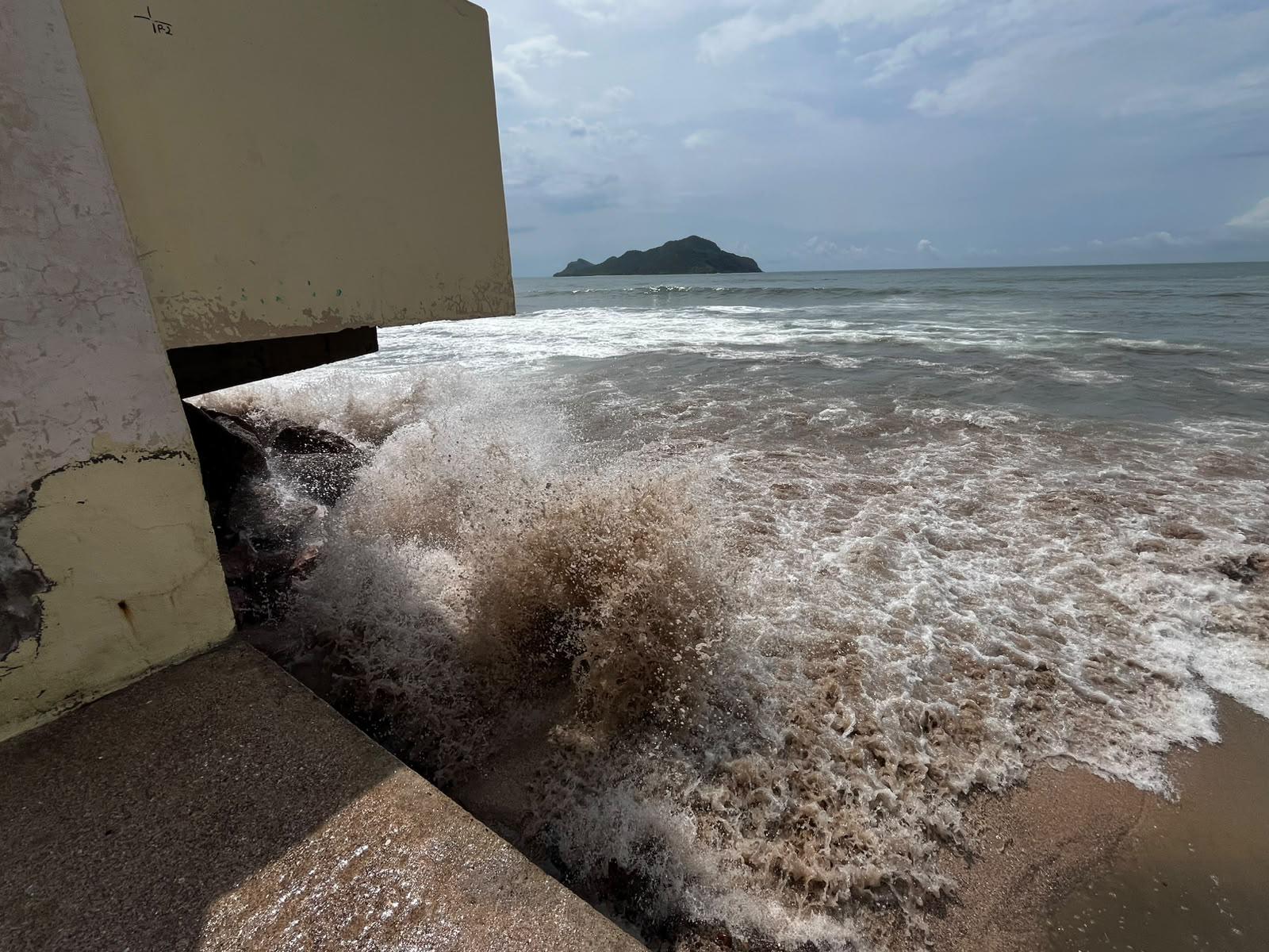$!Se mantiene cierre de playas en Mazatlán ante fuerte oleaje; reportan afectaciones en hoteles y restaurantes