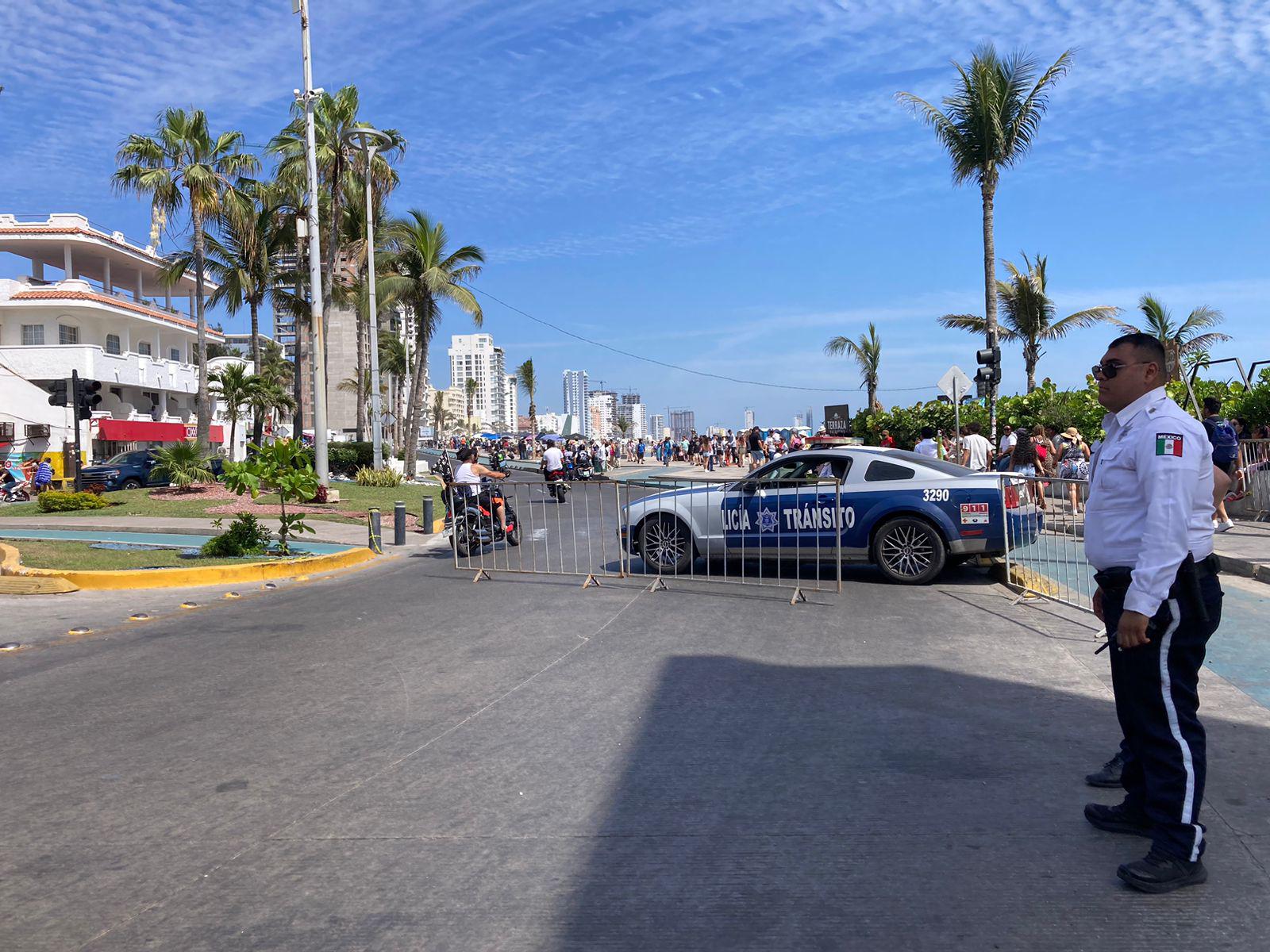 $!Son ya centenares de motociclistas los que transitan por el Malecón previo a desfile de Semana de la Moto