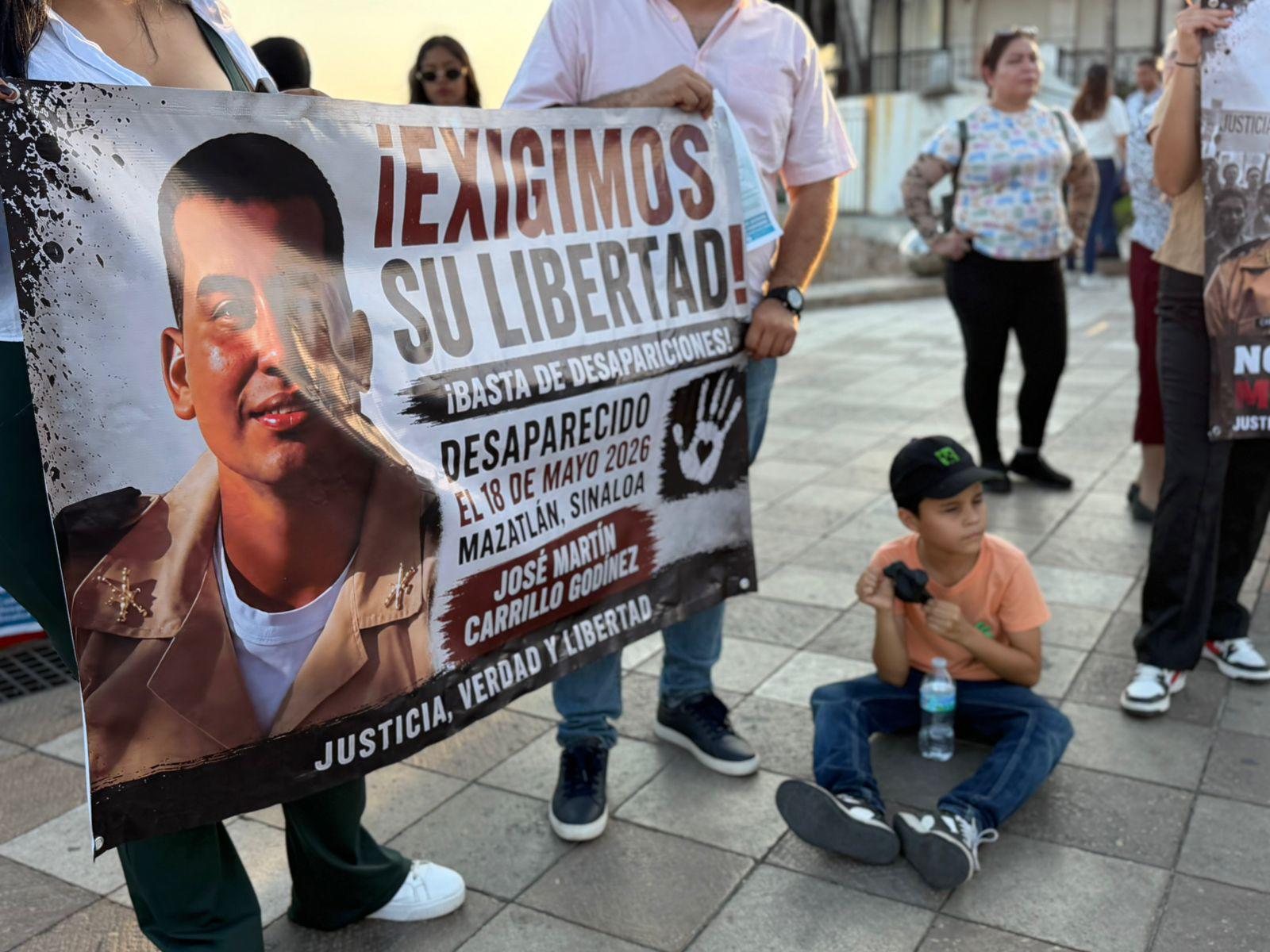 $!En silencio, exigen el regreso con vida de José Martín en Mazatlán