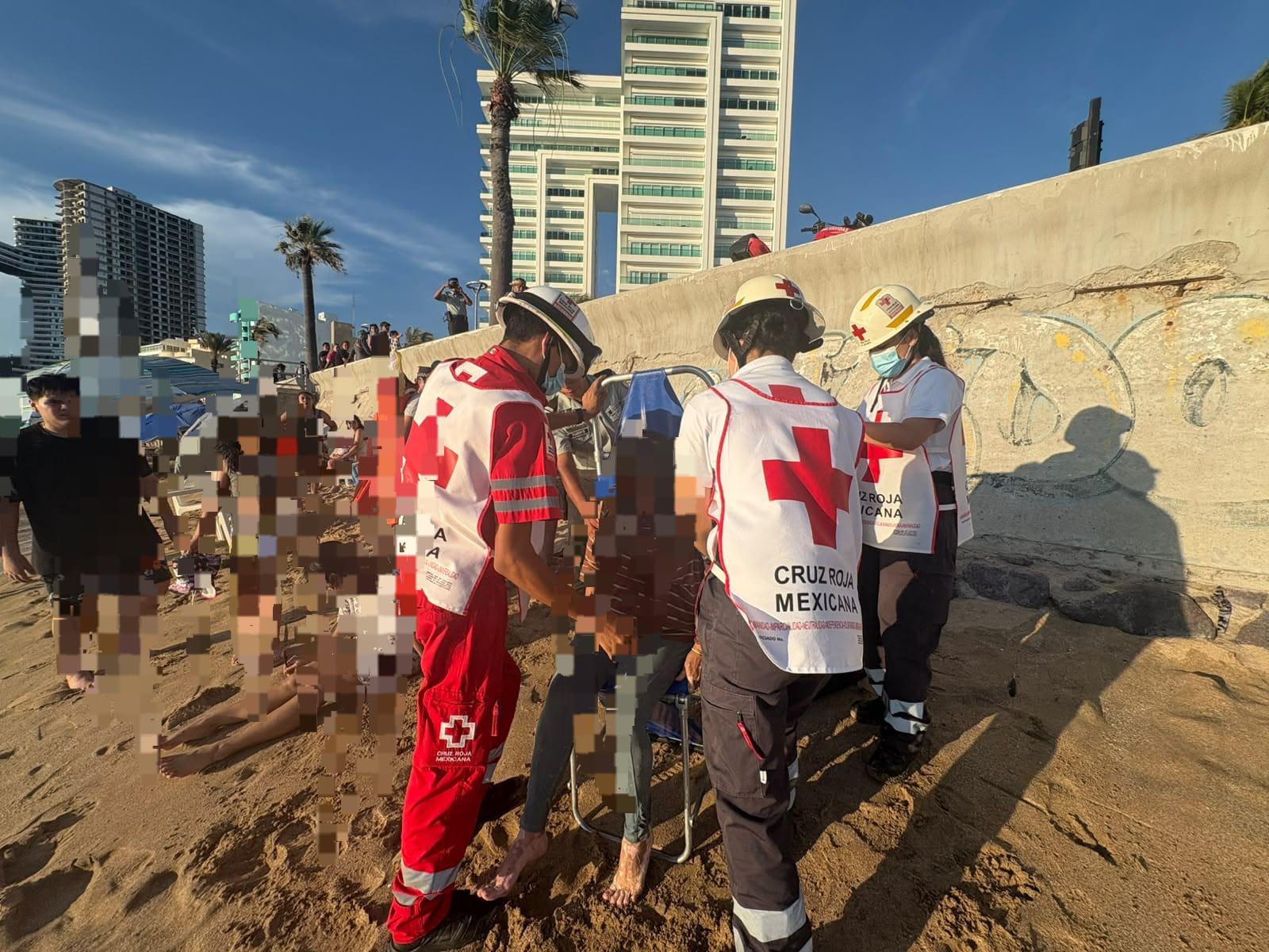 $!Rescatan a menor de Culiacán que era arrastrado por corriente en el mar de Mazatlán