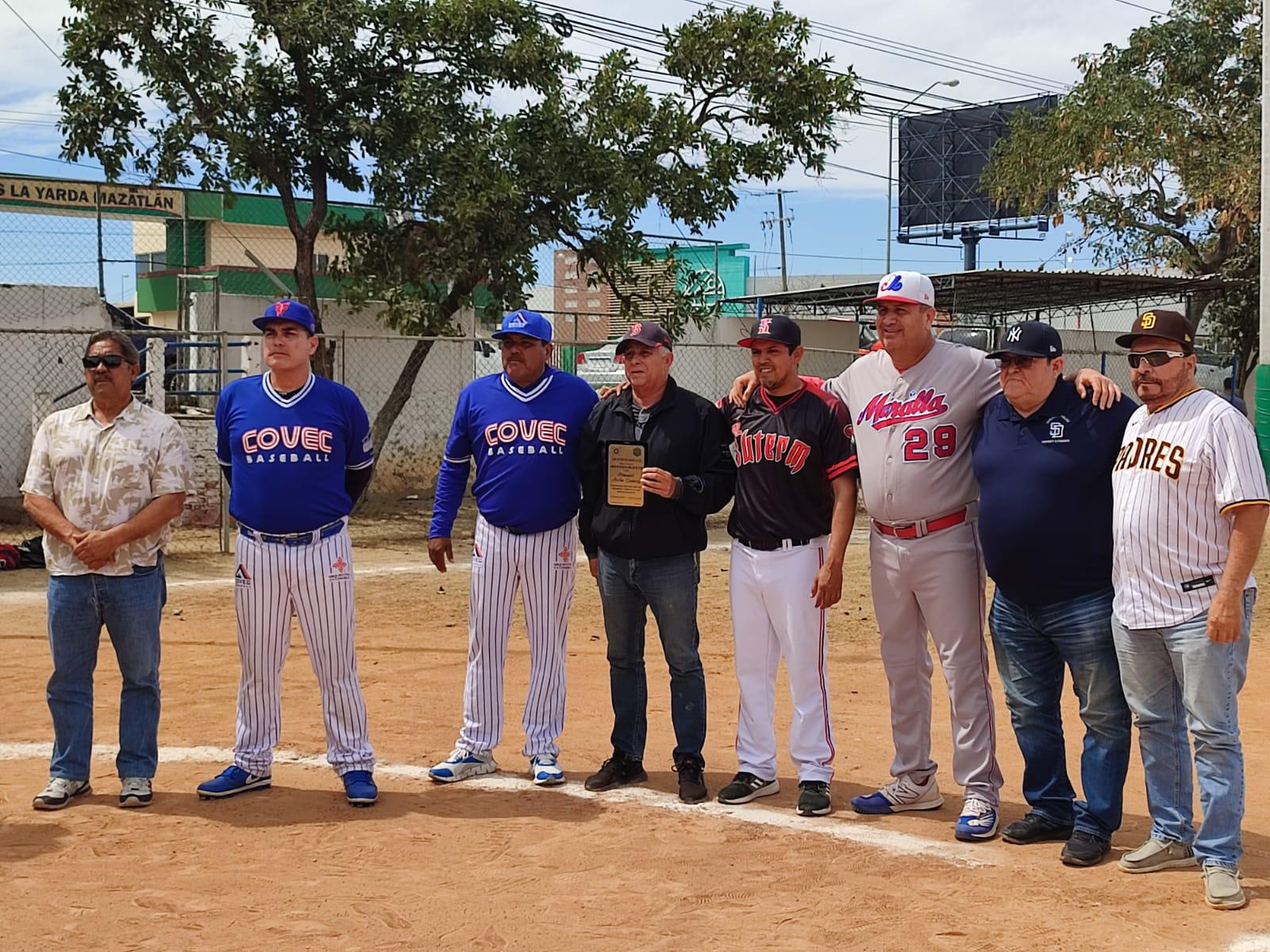 $!Dan banderazo en la Liga de Beisbol 40 y Más en el Club Deportivo Muralla