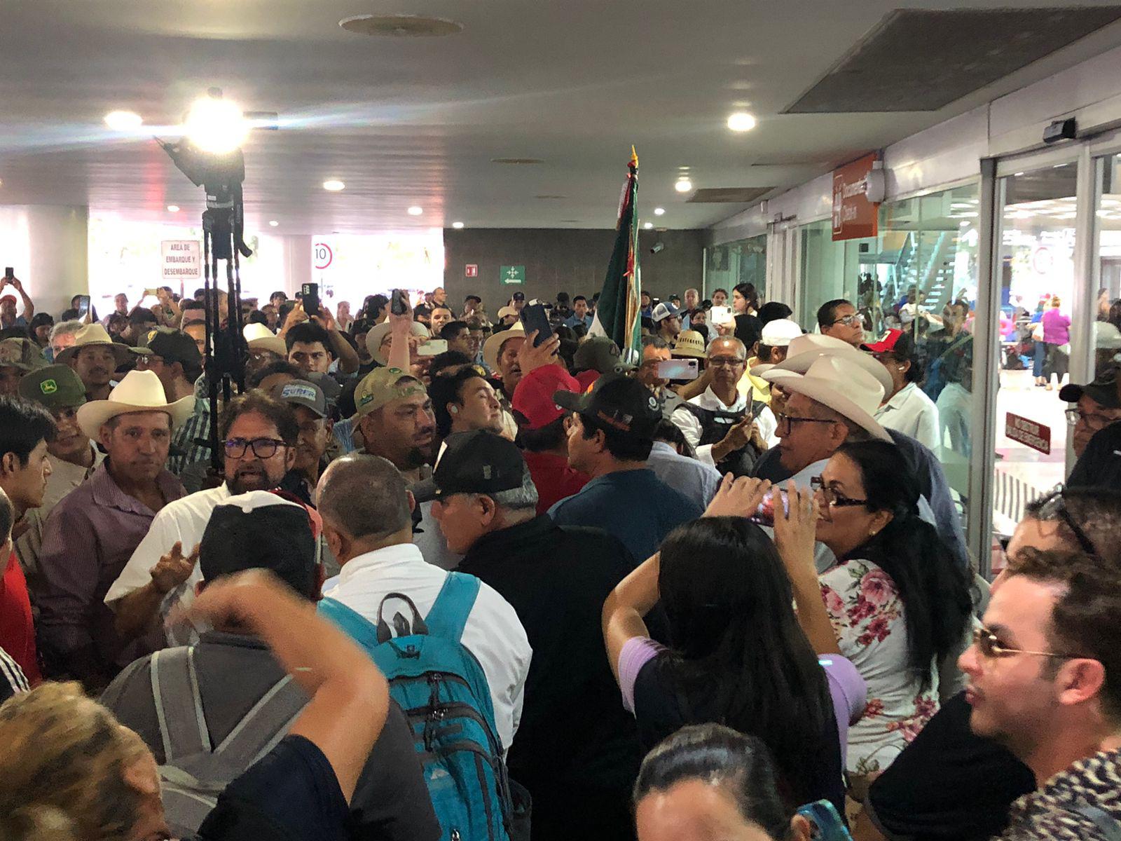 $!Por bloqueo en el Aeropuerto de Culiacán, piden no acudir a las instalaciones