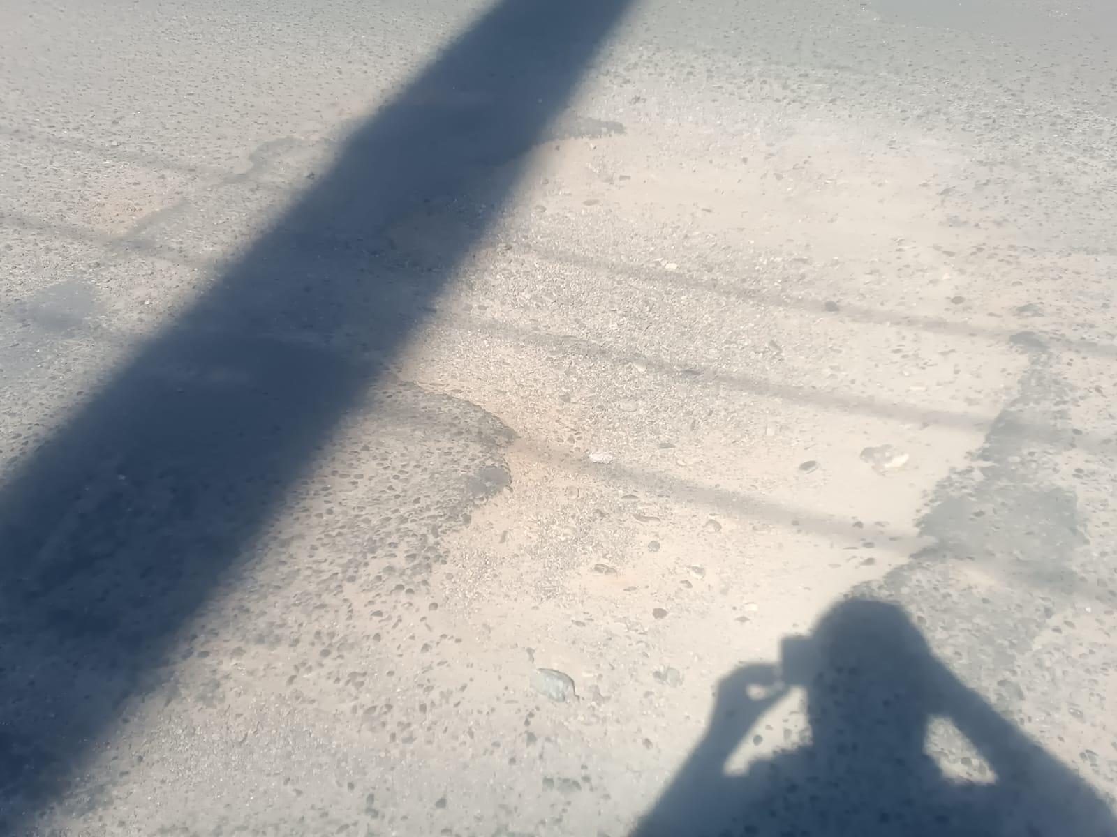 $!Continúa gran bache en la Villa Galaxia dando dolor de cabeza a conductores en Mazatlán