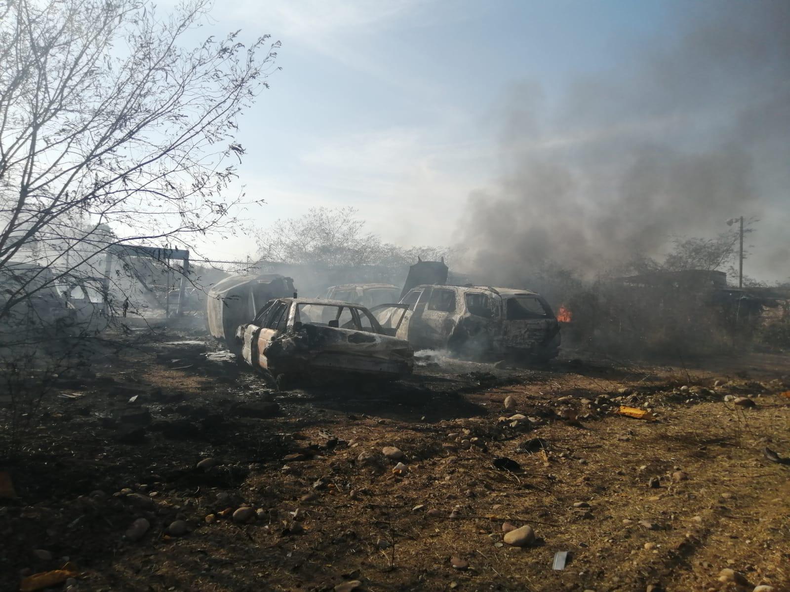 $!Se queman varios vehículos en incendio en la antigua pensión de ‘La Costerita’, en Culiacán