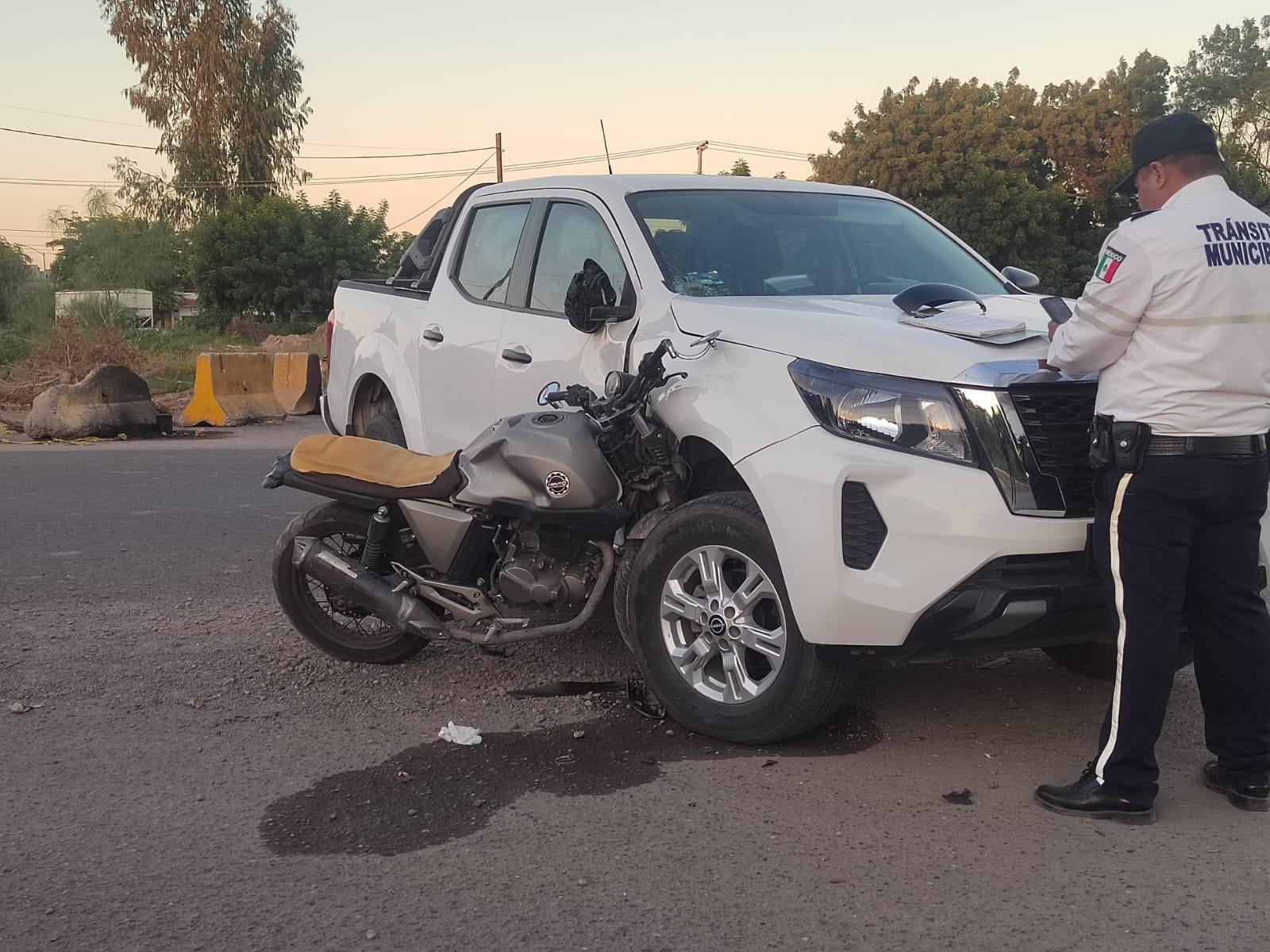 $!Choque entre motocicleta y camioneta deja dos lesionados en Los Mochis