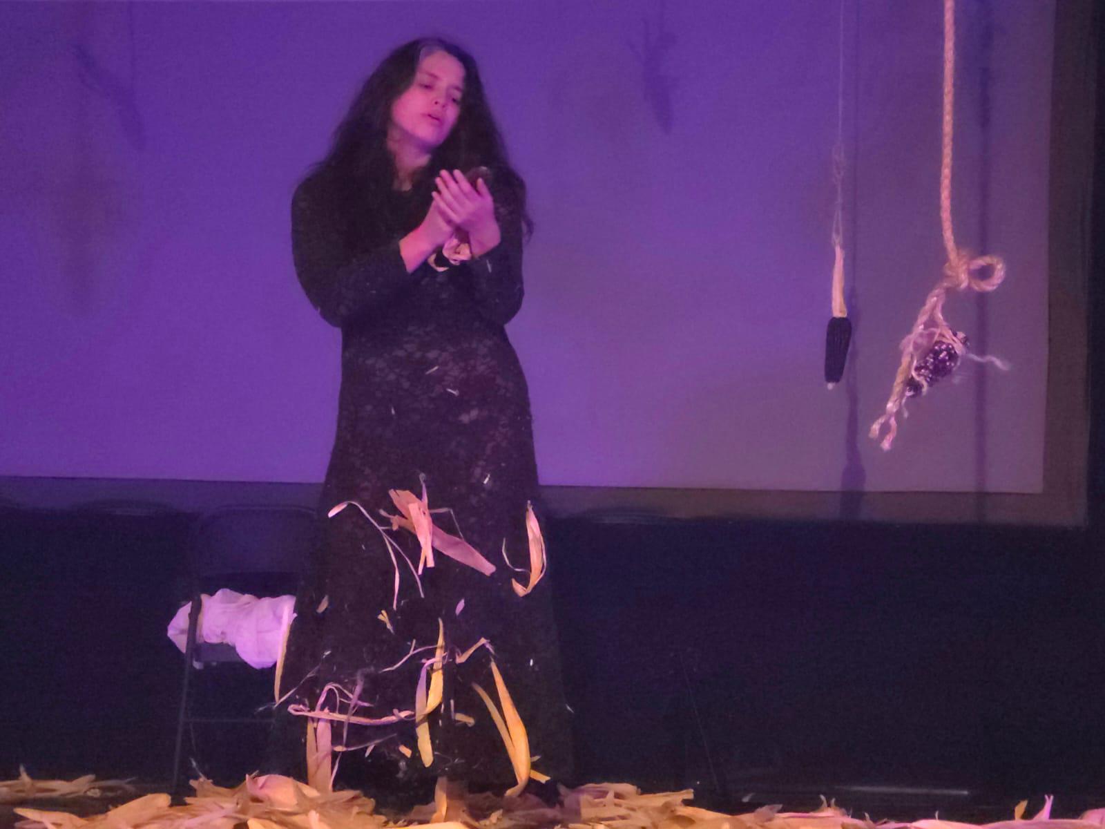 $!La actriz mostró una gran fuerza interpretativa en el escenario.