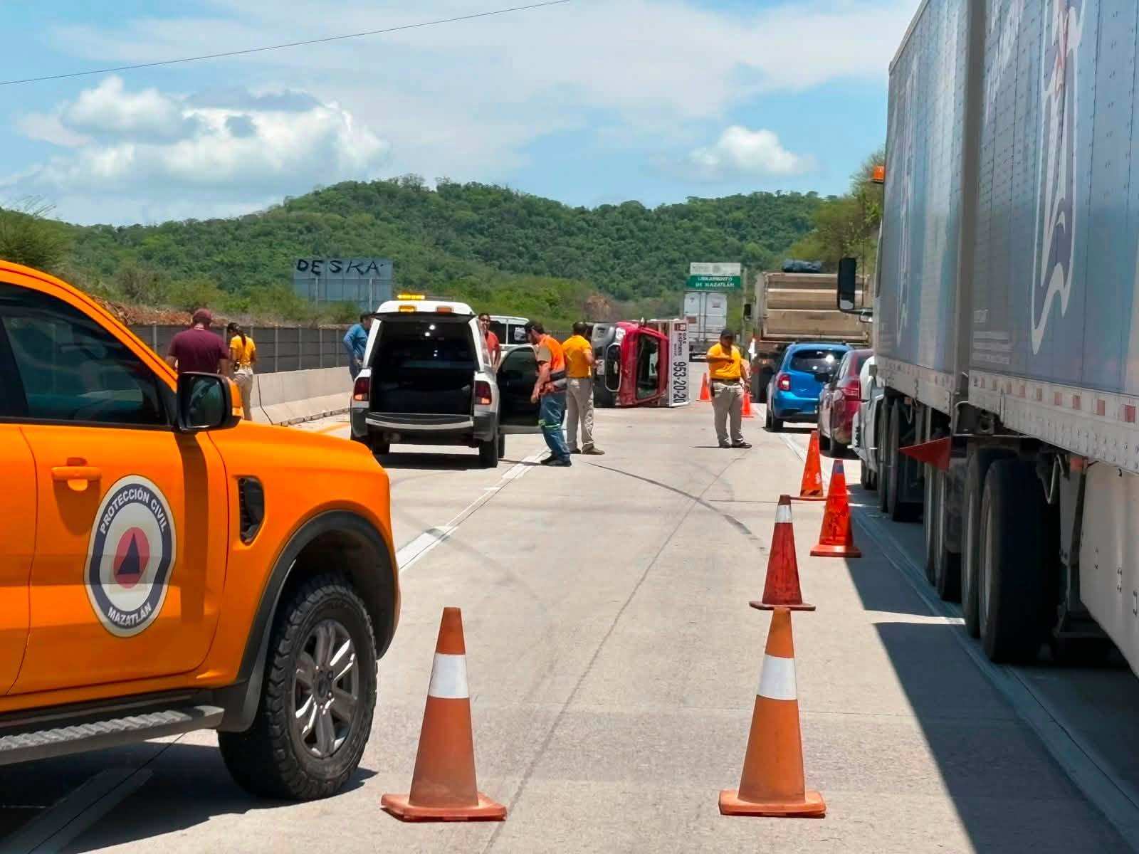 $!Vuelca camioneta repartidora de gas en libramiento Mazatlán-El Vainillo
