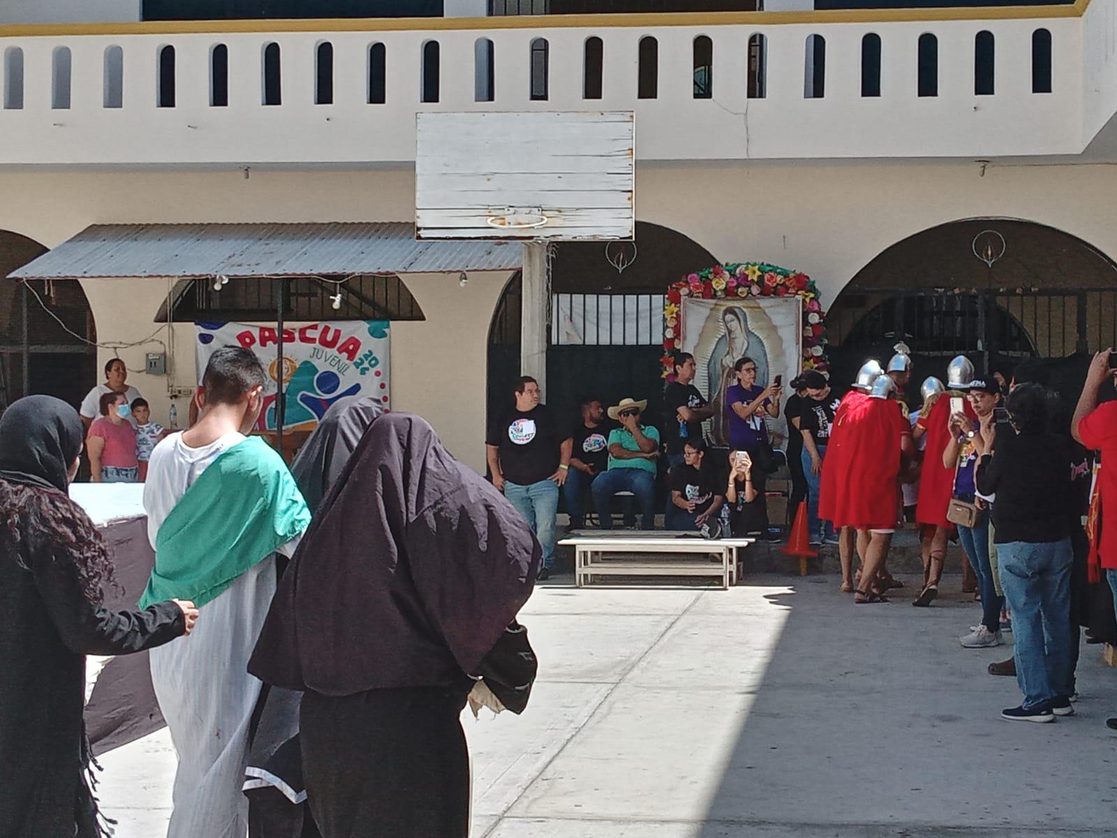 $!Mazatlecos y turistas atestiguan el Viacrucis Viviente en calles del Centro de puerto