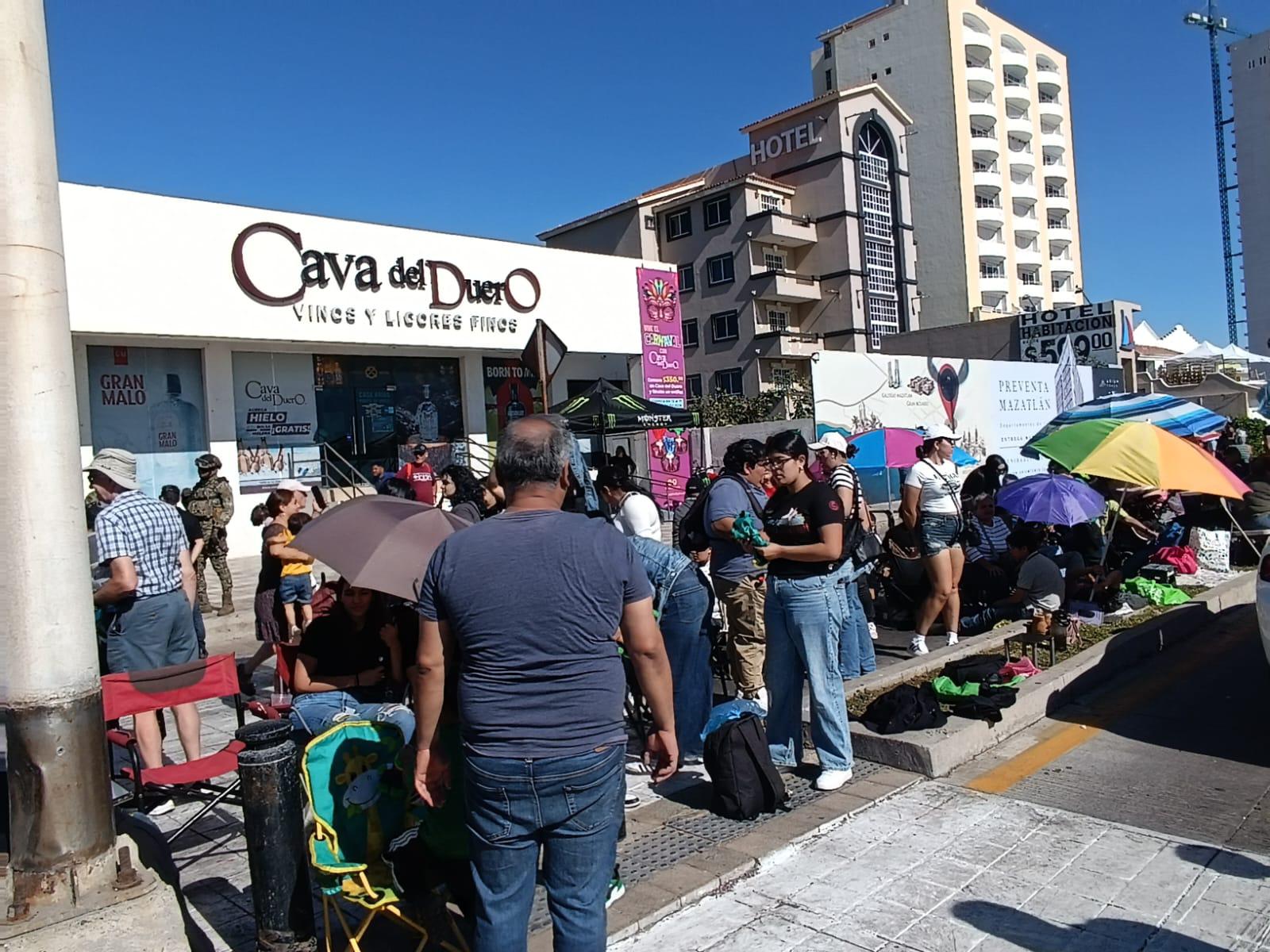 $!Cientos de familias están listas para que la tambora haba vibrar el segundo desfile del Carnaval de Mazatlán
