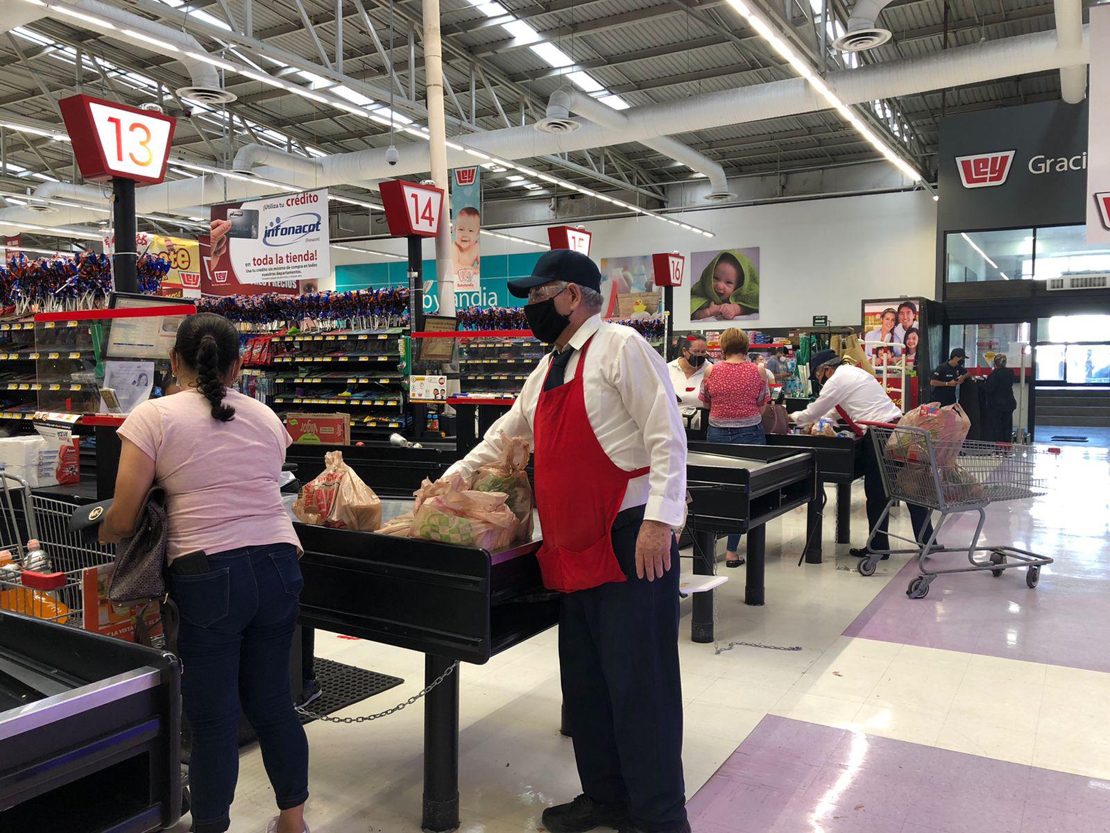 $!Tras casi año y medio de resguardo por la pandemia, vuelven los paqueteros a trabajar en las tiendas Ley