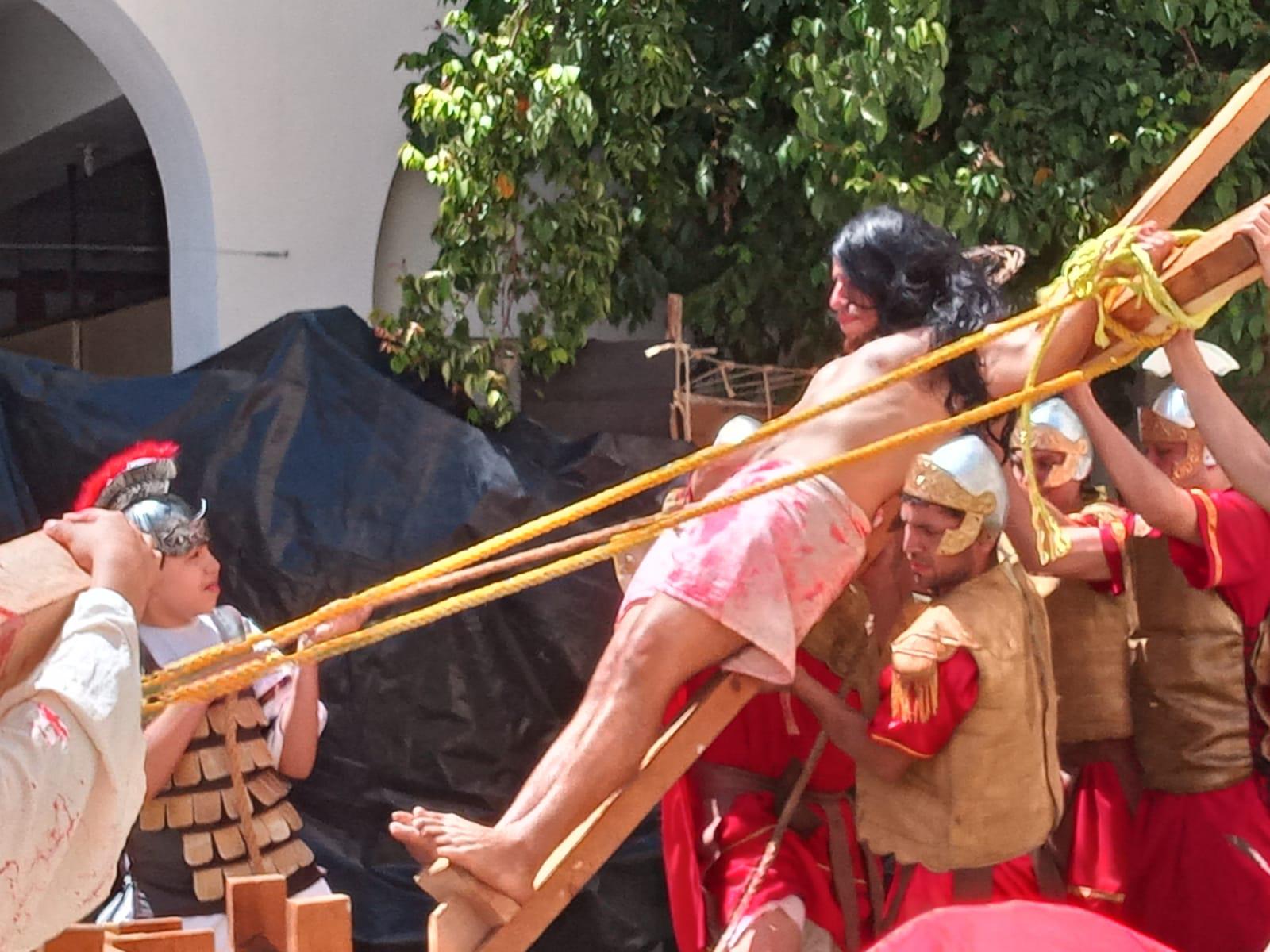 $!Mazatlecos y turistas atestiguan el Viacrucis Viviente en calles del Centro de puerto