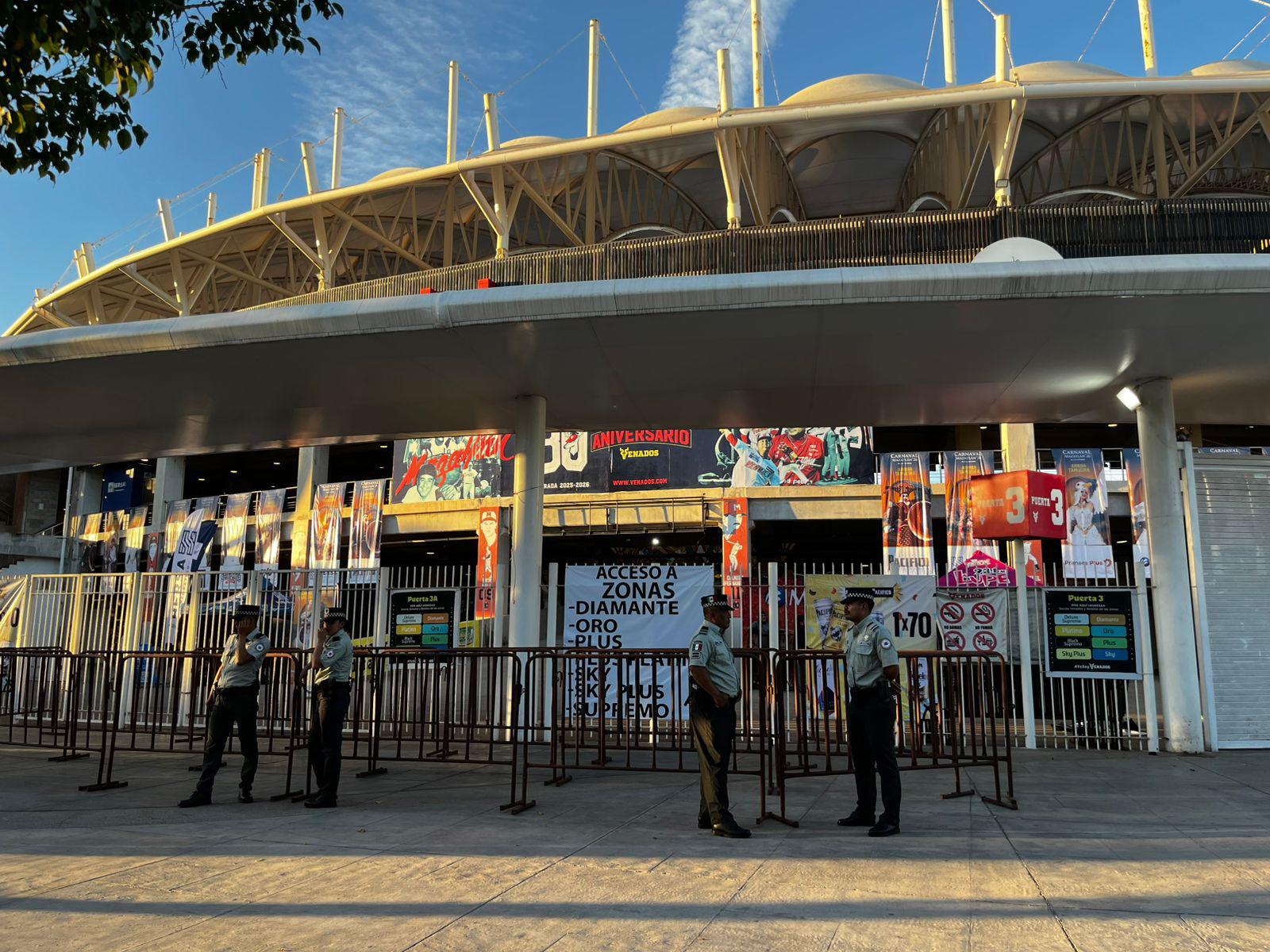 $!‘Blindan’ Estadio Teodoro Mariscal en el arranque del Carnaval de Mazatlán