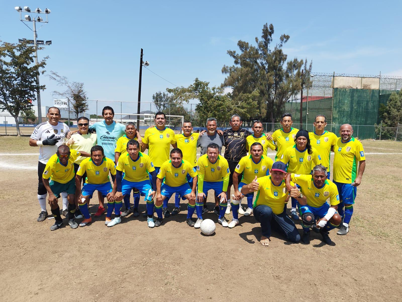 $!Frutería Bernal se bebe la Copa en Liga Veteranos Platino, en Muralla