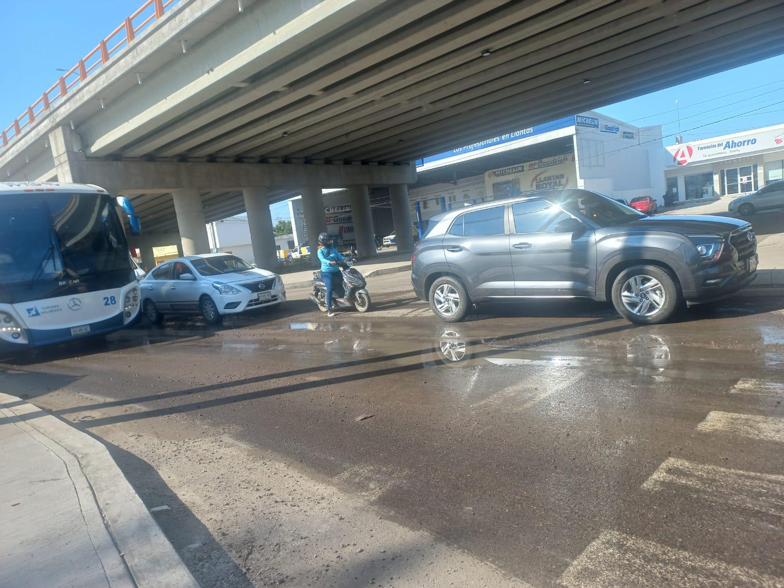 $!Brotan baches en nueva vialidad del puente Colosio, en Mazatlán