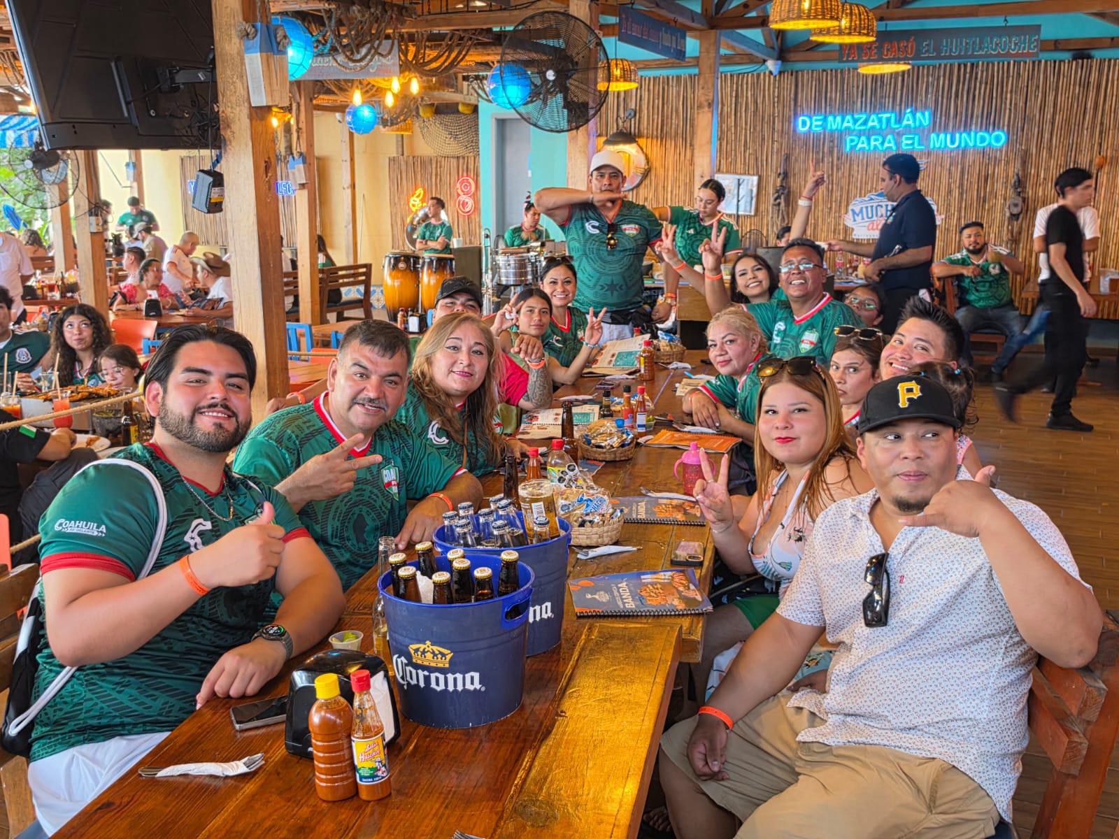 $!Afición mazatleca celebra los goles de México ante Chequia
