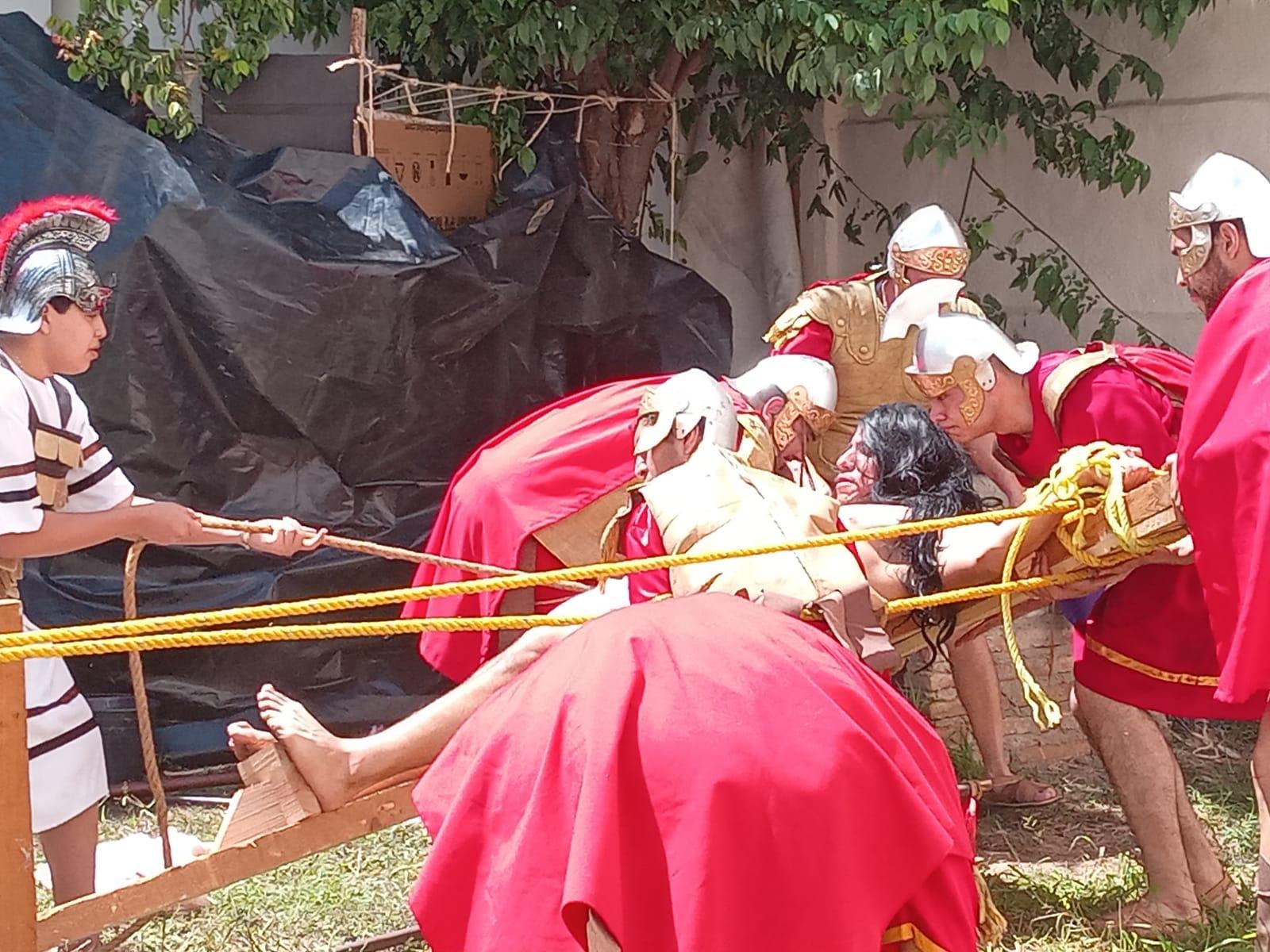 $!Mazatlecos y turistas atestiguan el Viacrucis Viviente en calles del Centro de puerto