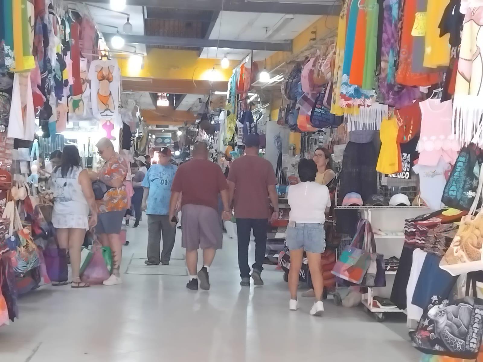 $!Disfrutan centenares de personas de playas y atractivos de Mazatlán en este fin de semana largo