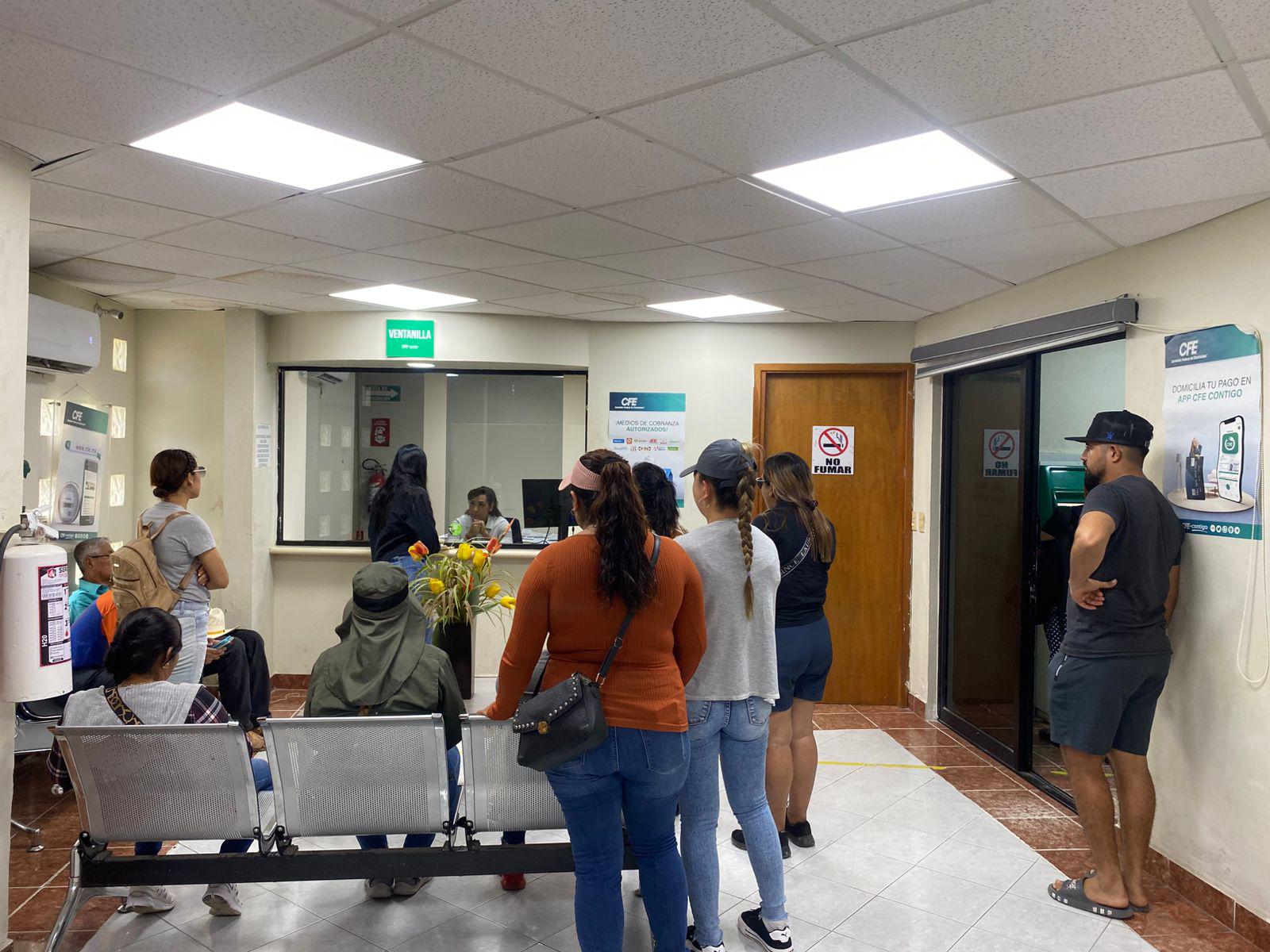 $!Habitantes de Isla del Bosque protestan en oficinas de la CFE en Escuinapa por fallas en la luz