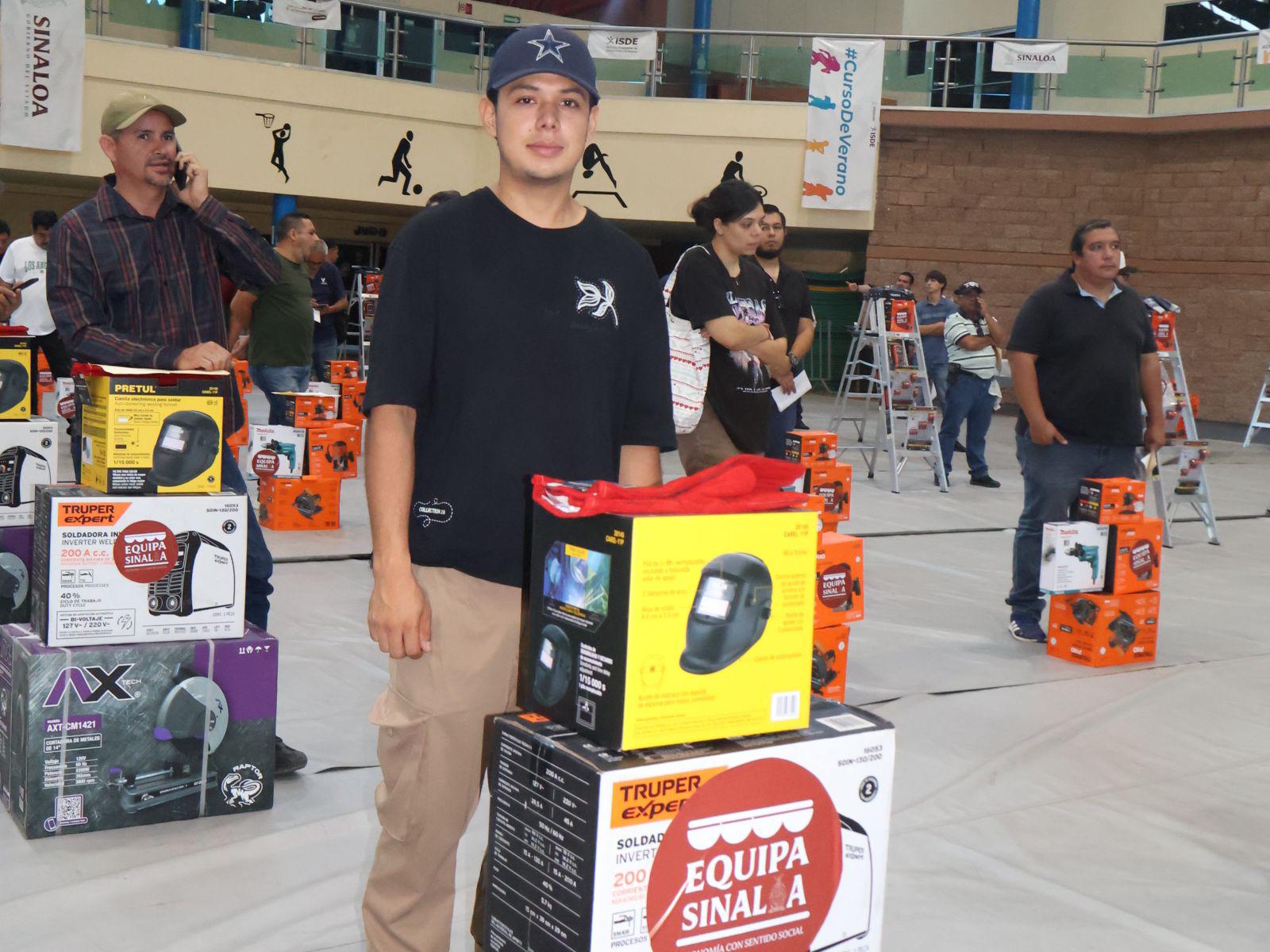$!Reciben 220 emprendedores equipos para fortalecer economía familiar, en Culiacán