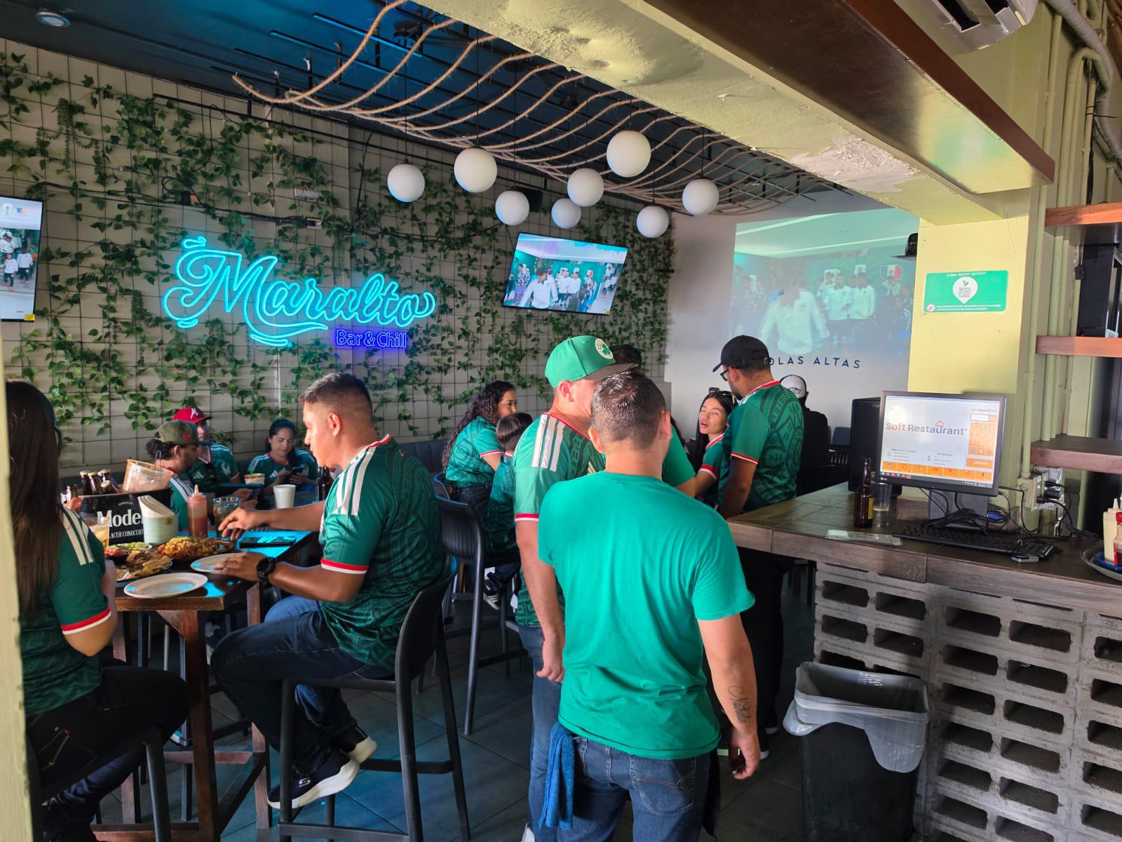 $!Olas Altas vibra con el Mundial: aficionados llenan bares y restaurantes para apoyar a México