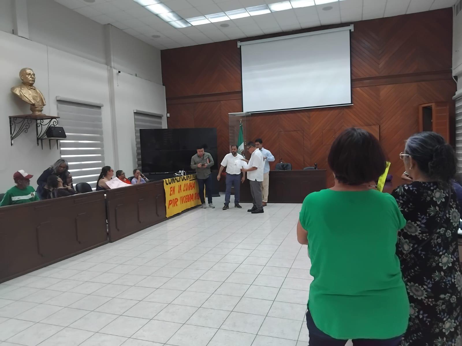 $!Protestan colonos en Cabildo de Mazatlán para demandar terreno para viviendas y escrituración