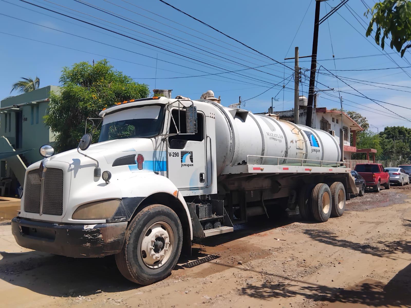 $!Tras las lluvias, vecinos sacan agua de casa inundada y ponen colchones al sol en Urías, en Mazatlán