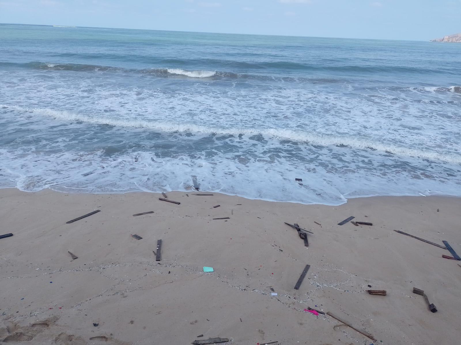 $!Marejadas arrastran quemadores, troncos y basura a las playas de Mazatlán