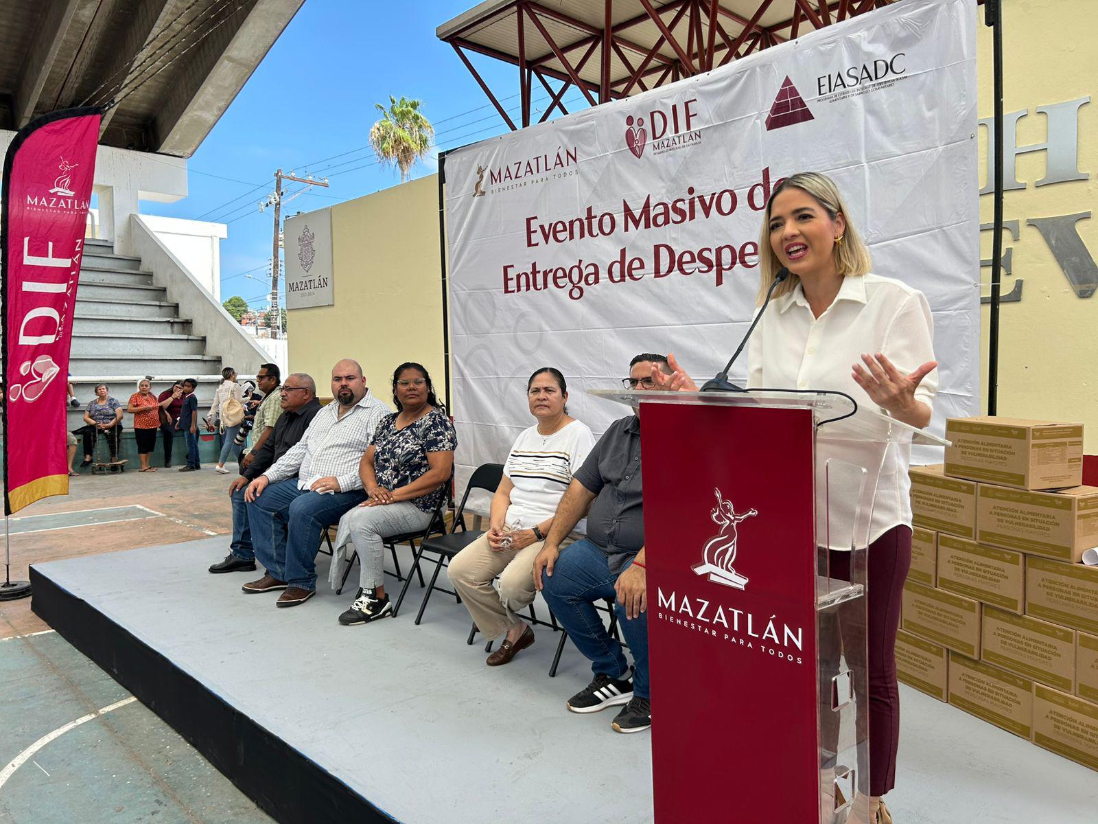 $!Entregan despensas a familias en situación vulnerable de Mazatlán