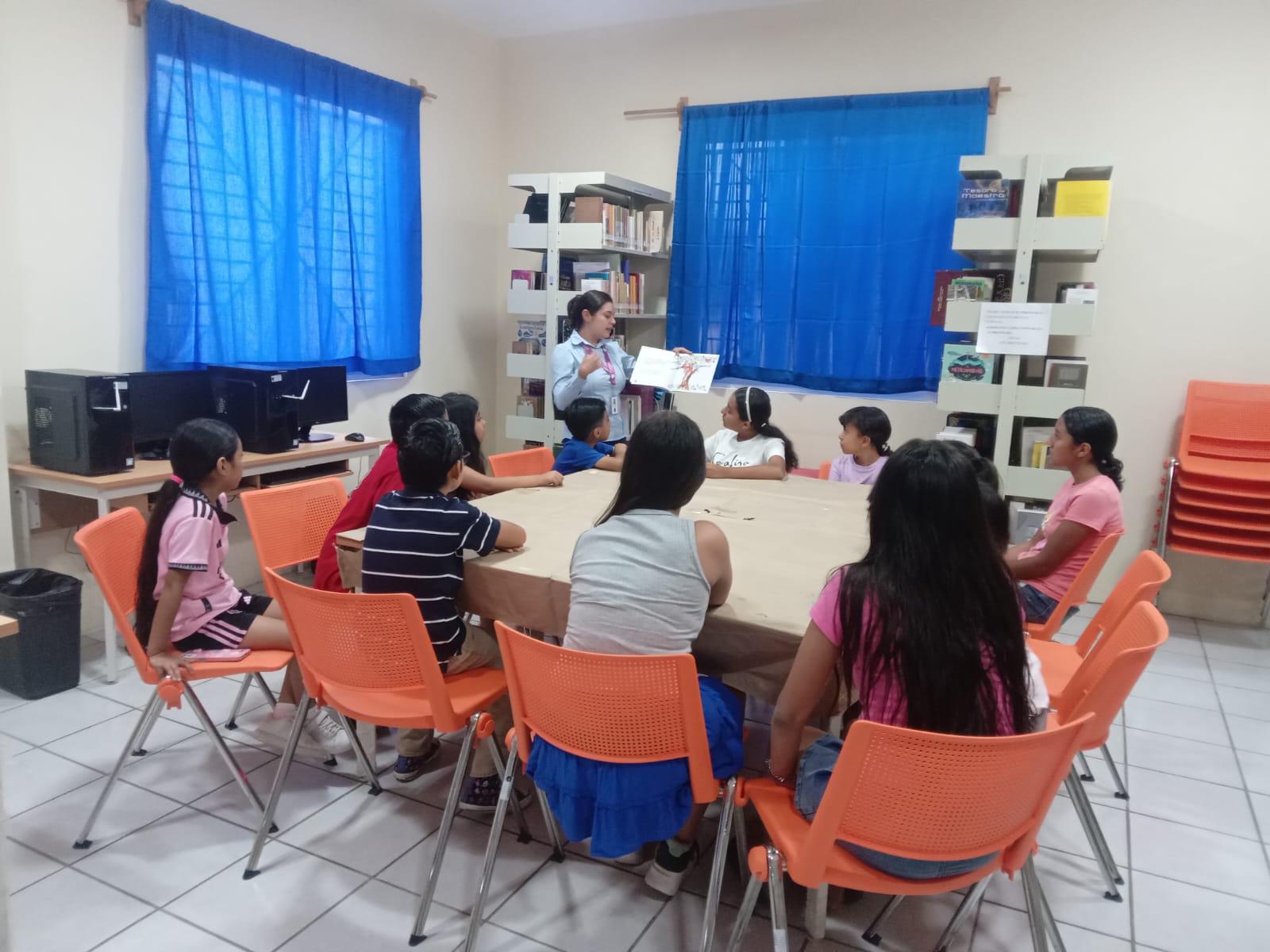 $!Después de la lectura, los niños realizaron en pequeños recipientes una simulación de macetas.