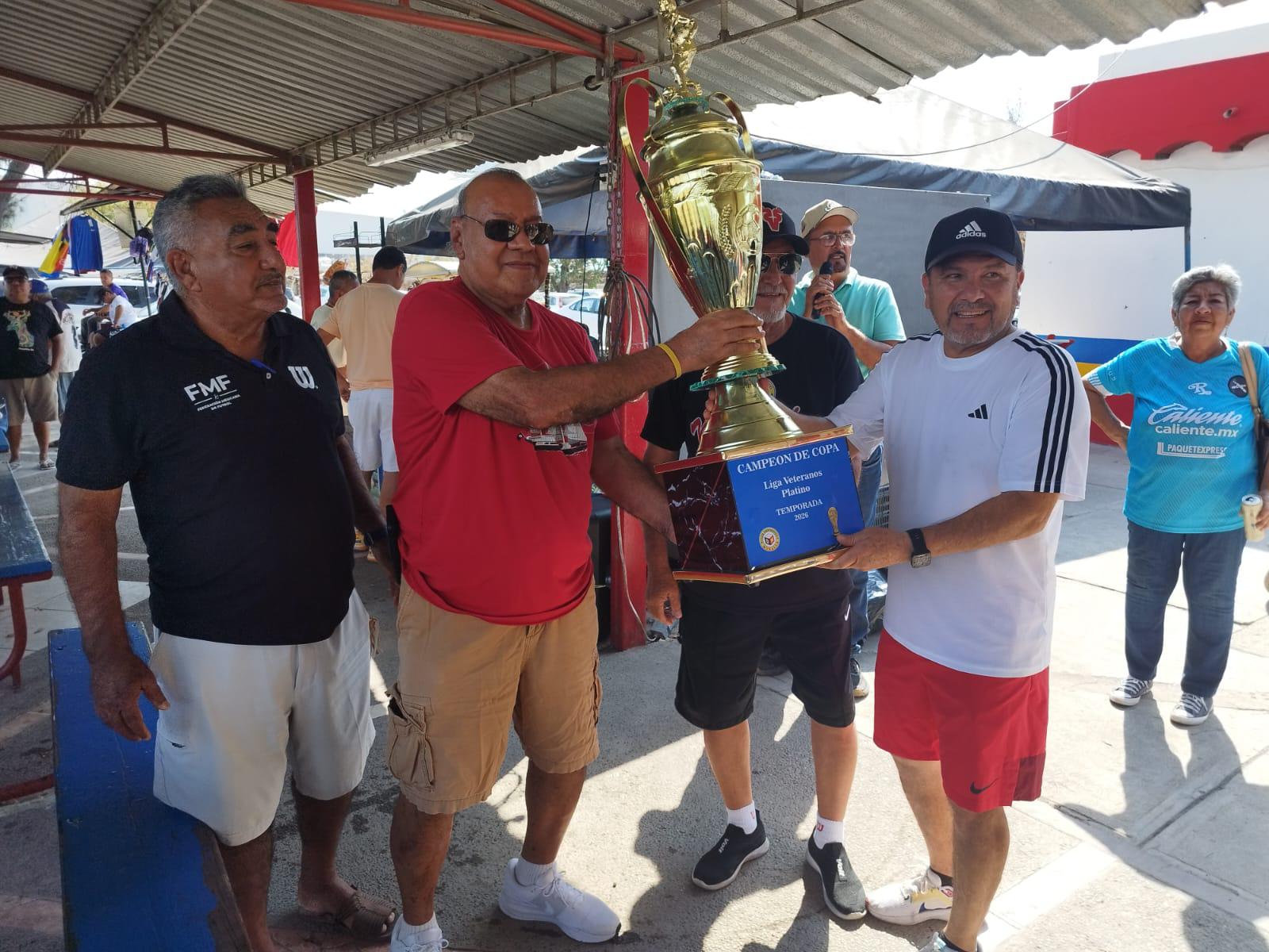 $!Frutería Bernal se bebe la Copa en Liga Veteranos Platino, en Muralla