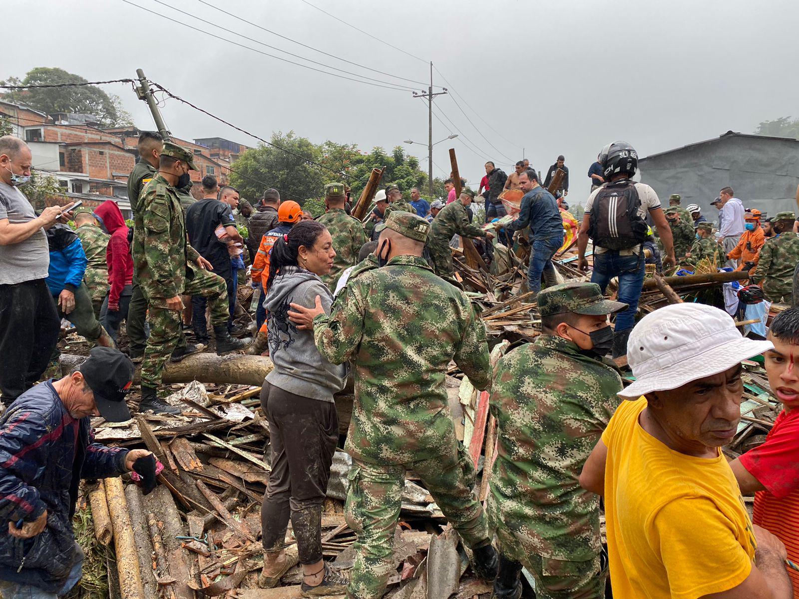 $!Deslizamiento de tierra en Colombia deja 14 muertos y 35 heridos