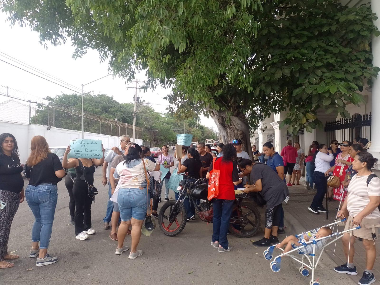 $!Usuarios de la CFE llevan protesta por altos cobros a las oficinas del SAT en Mazatlán